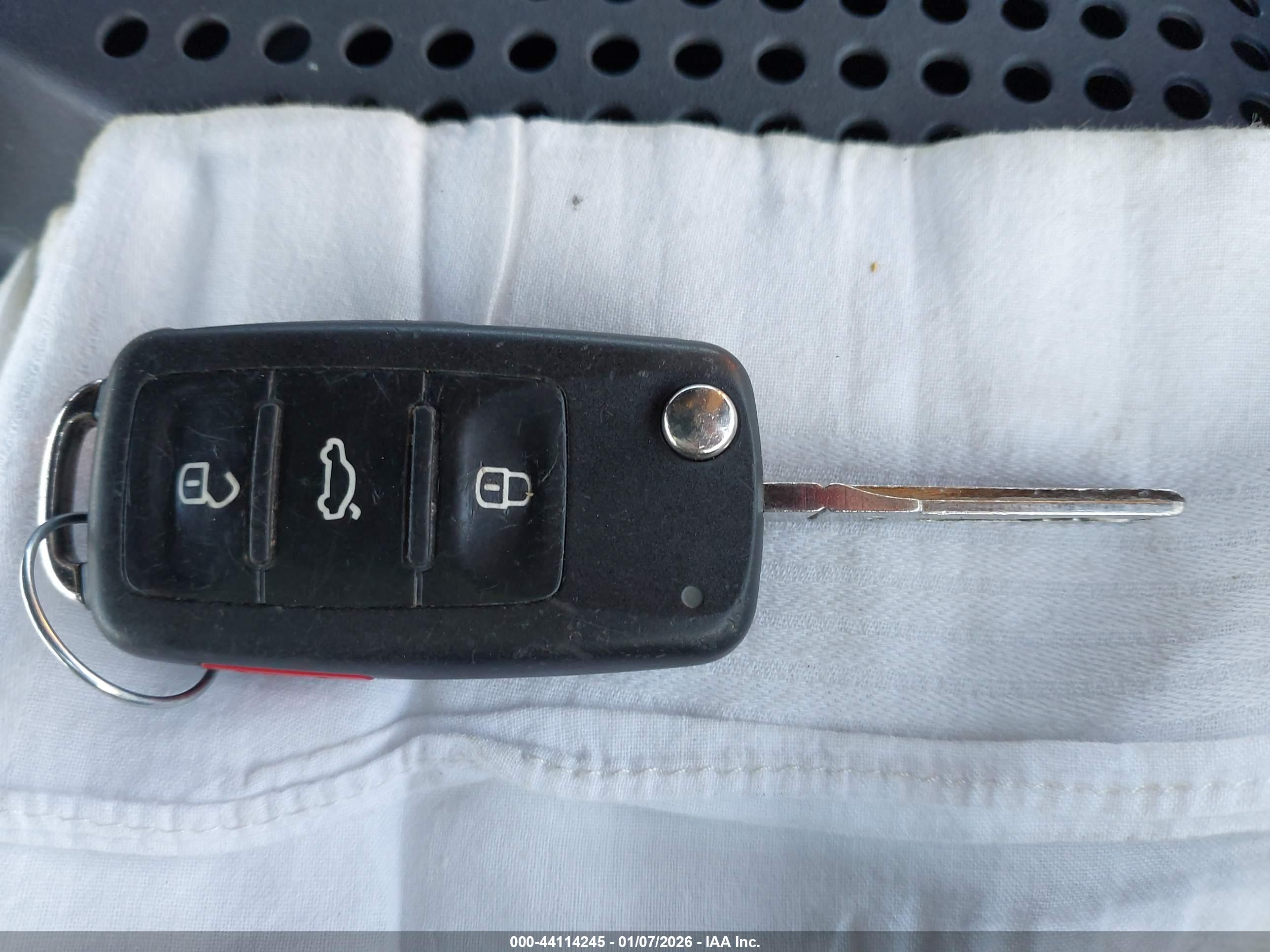VOLKSWAGEN BEETLE image 11