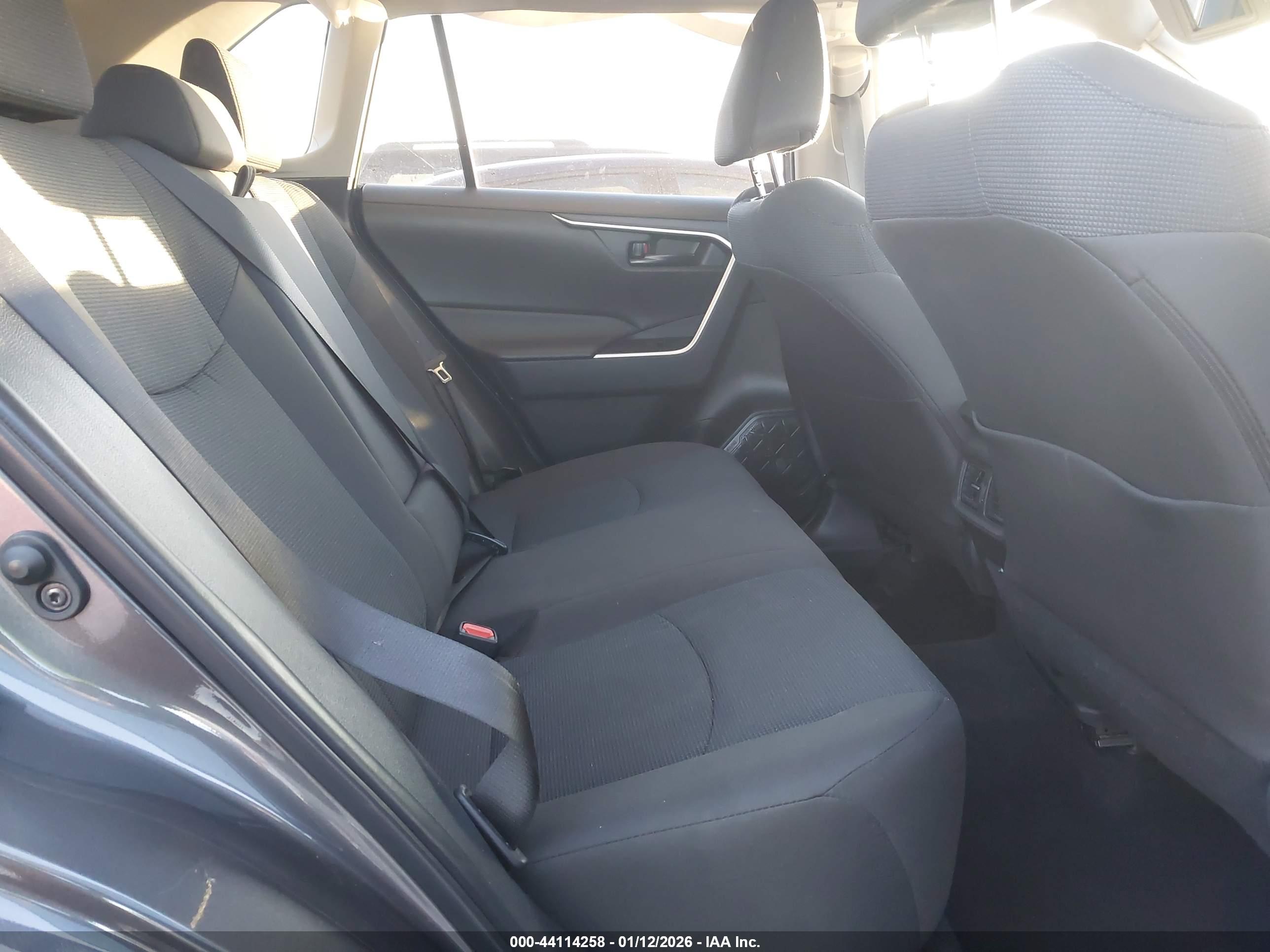 TOYOTA RAV4 image 8