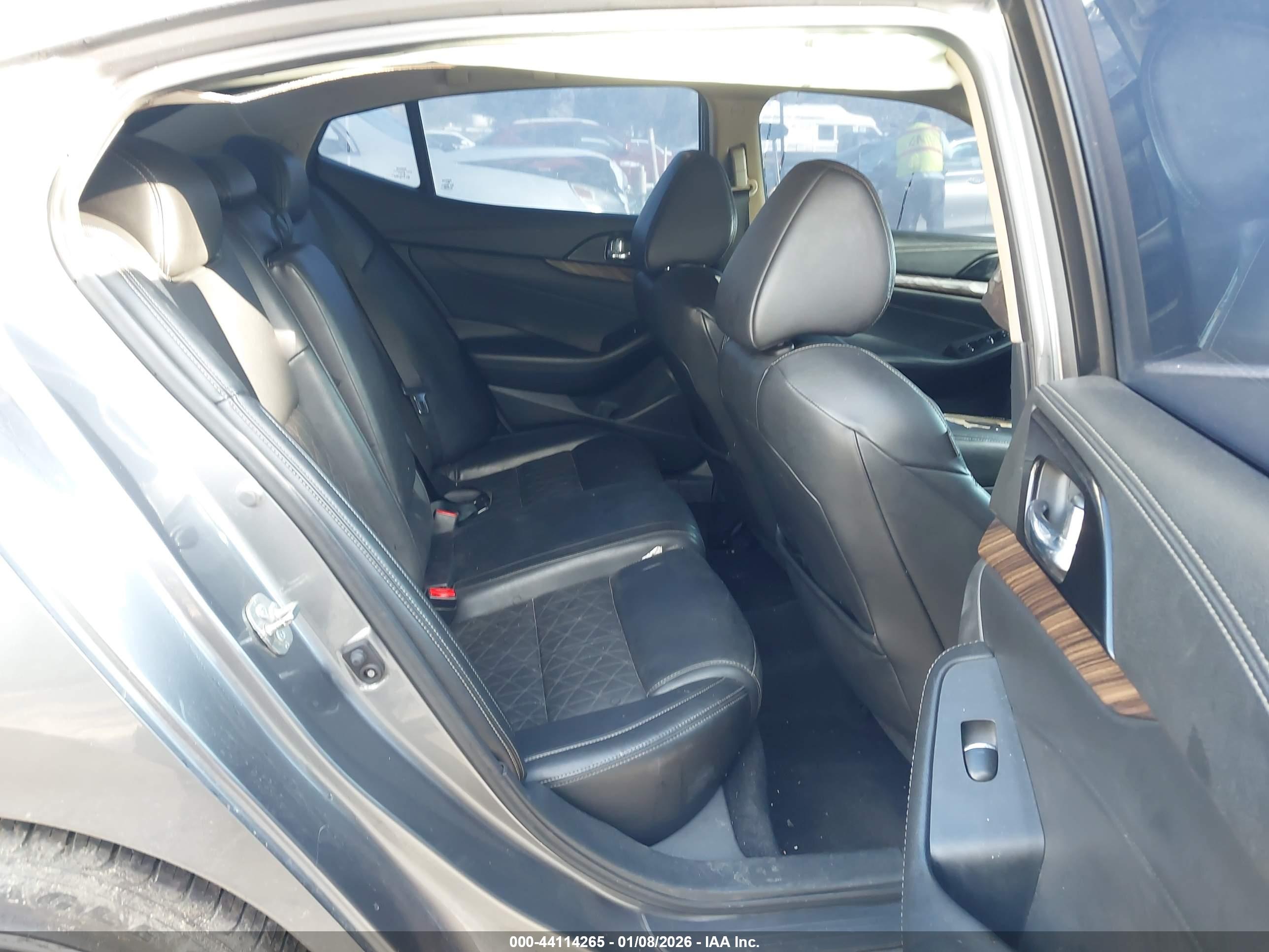 NISSAN MAXIMA image 8