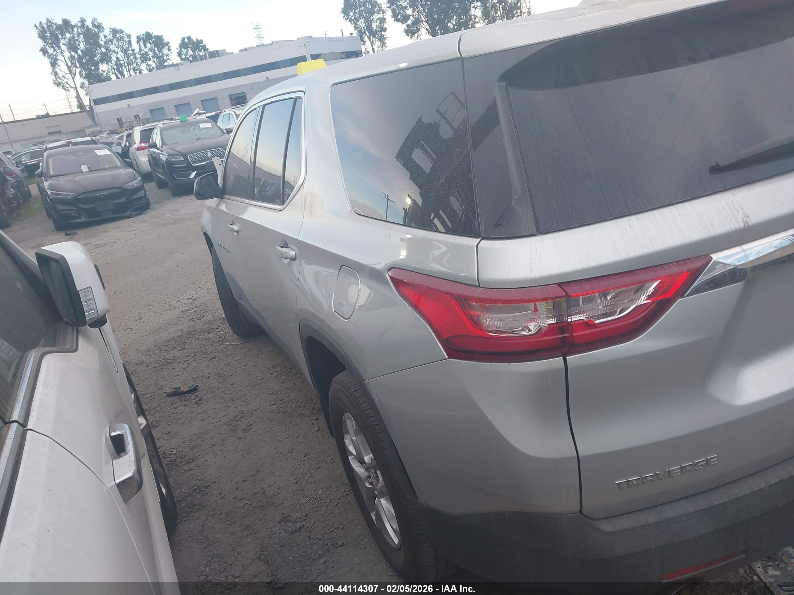 CHEVROLET TRAVERSE image 3