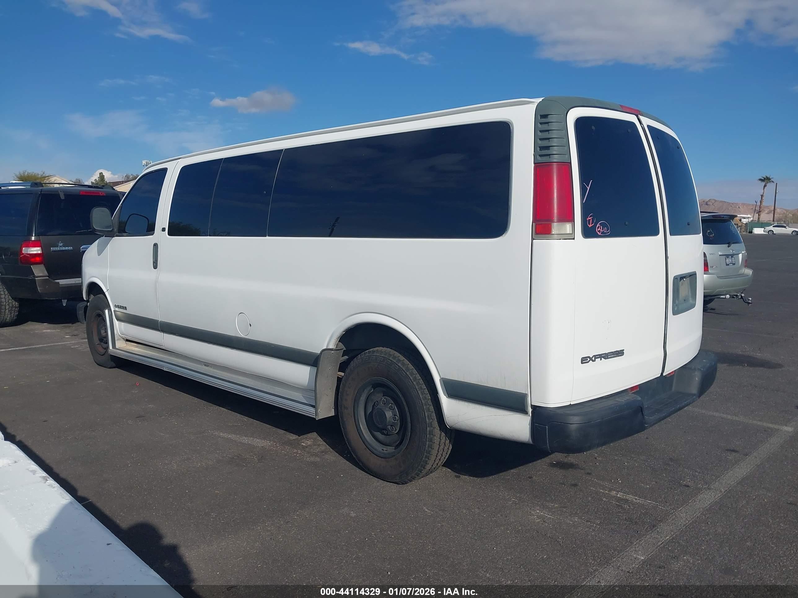 CHEVROLET EXPRESS image 3