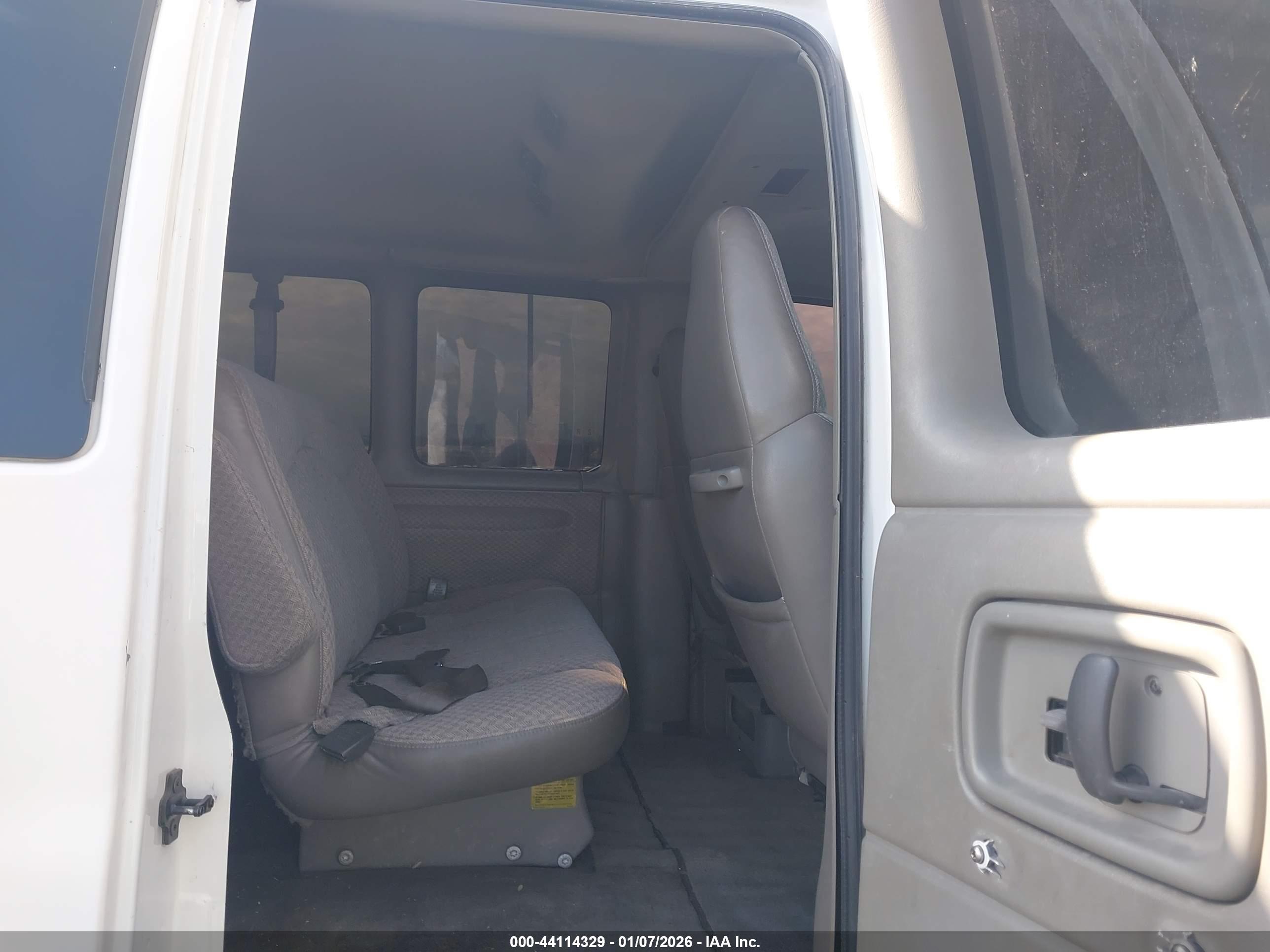 CHEVROLET EXPRESS image 8