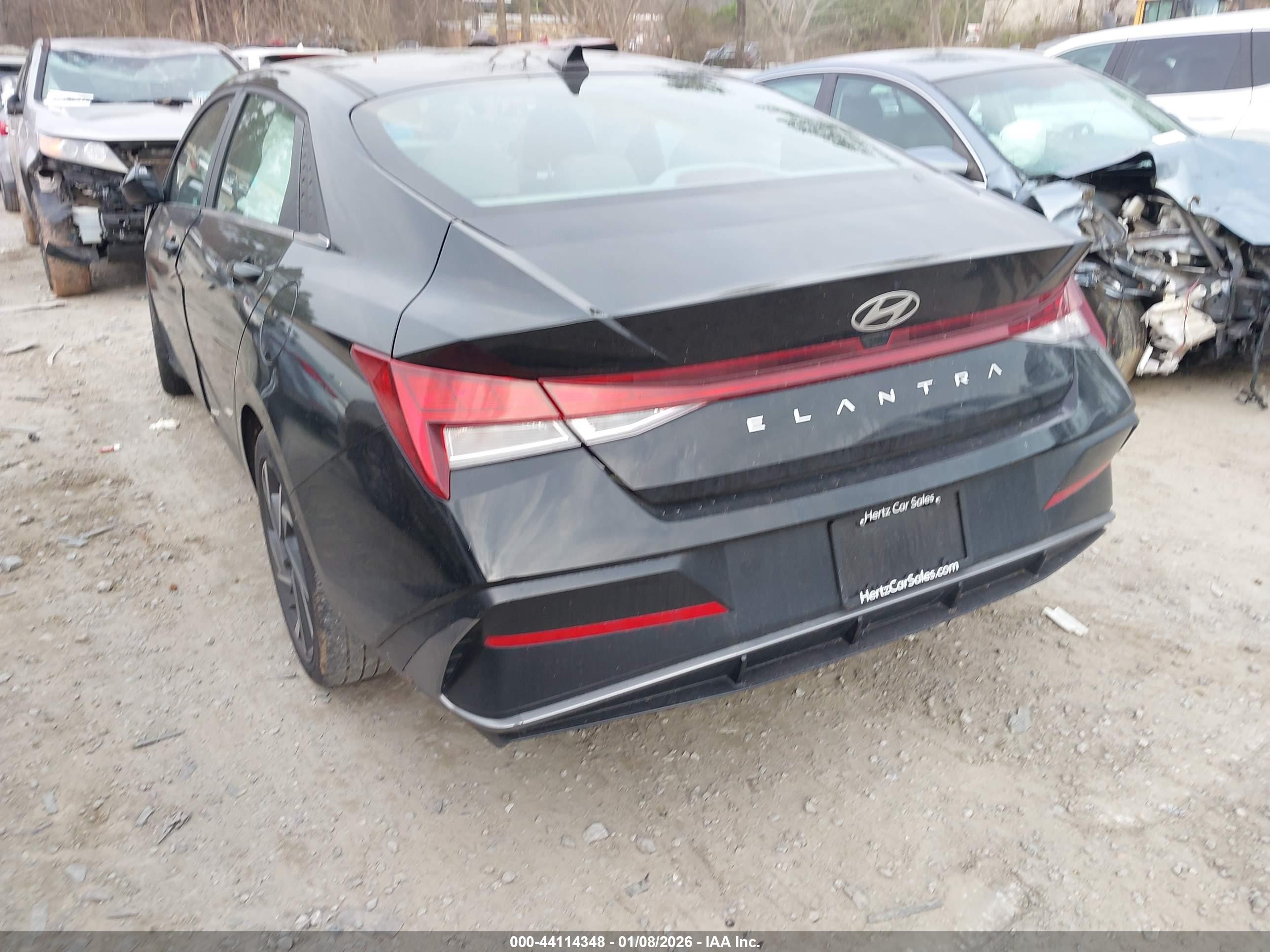 HYUNDAI ELANTRA image 3