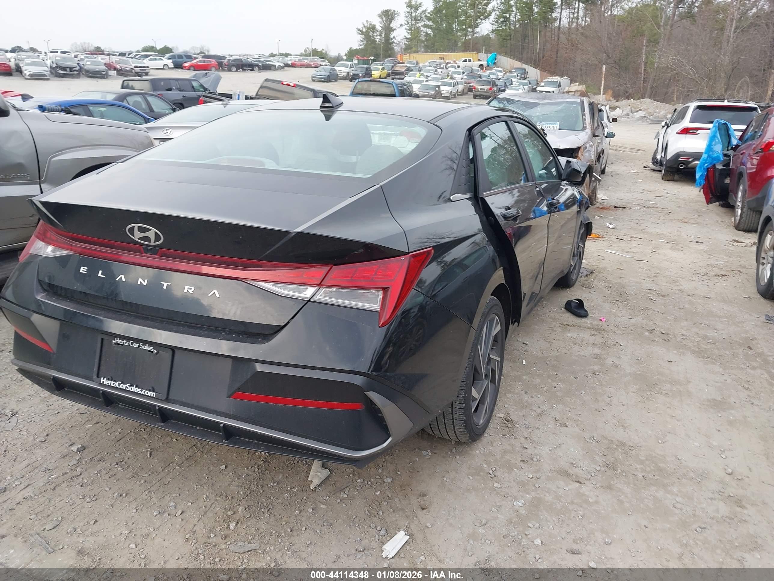 HYUNDAI ELANTRA image 4