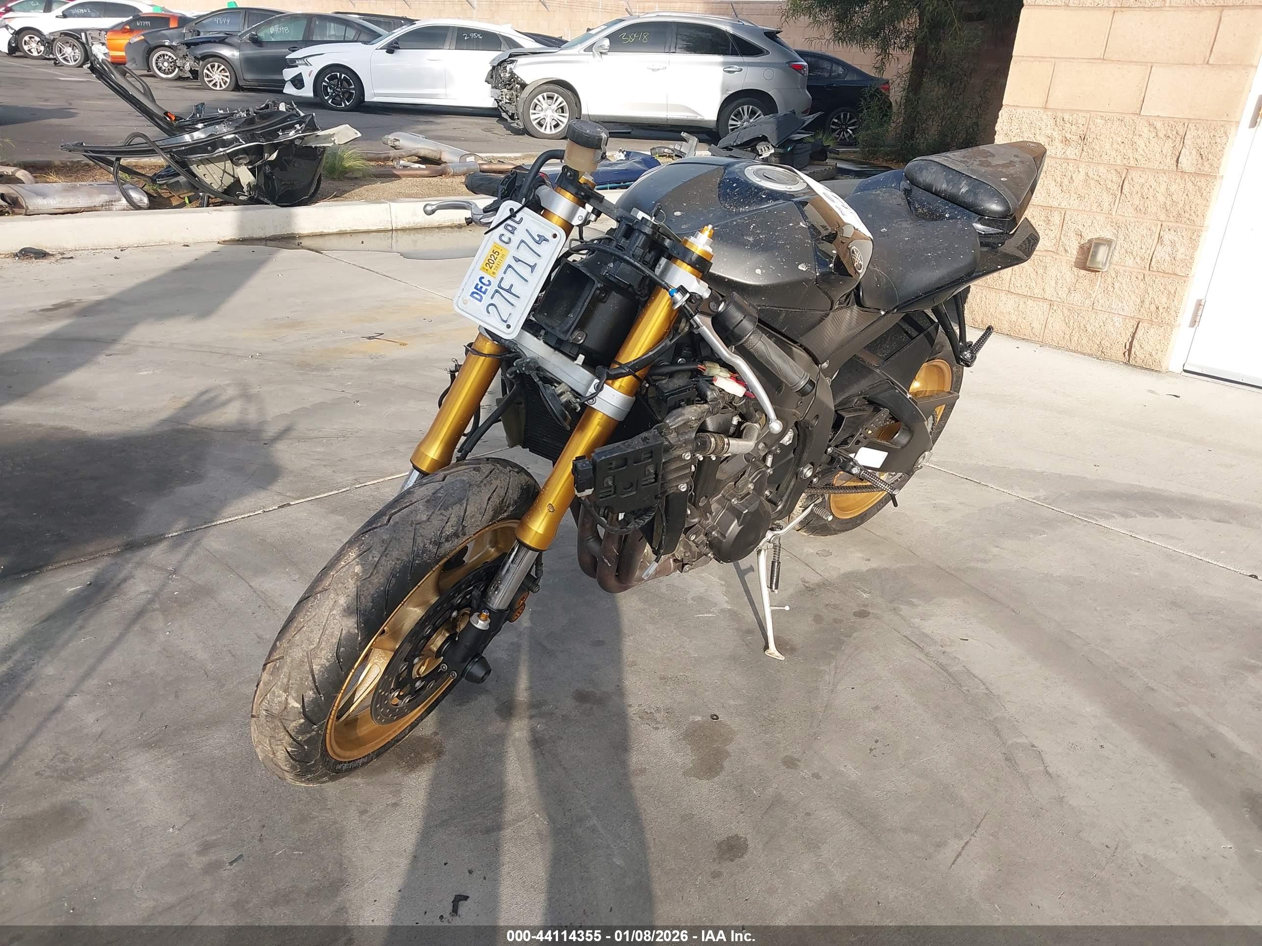 YAMAHA YZFR6 image 2