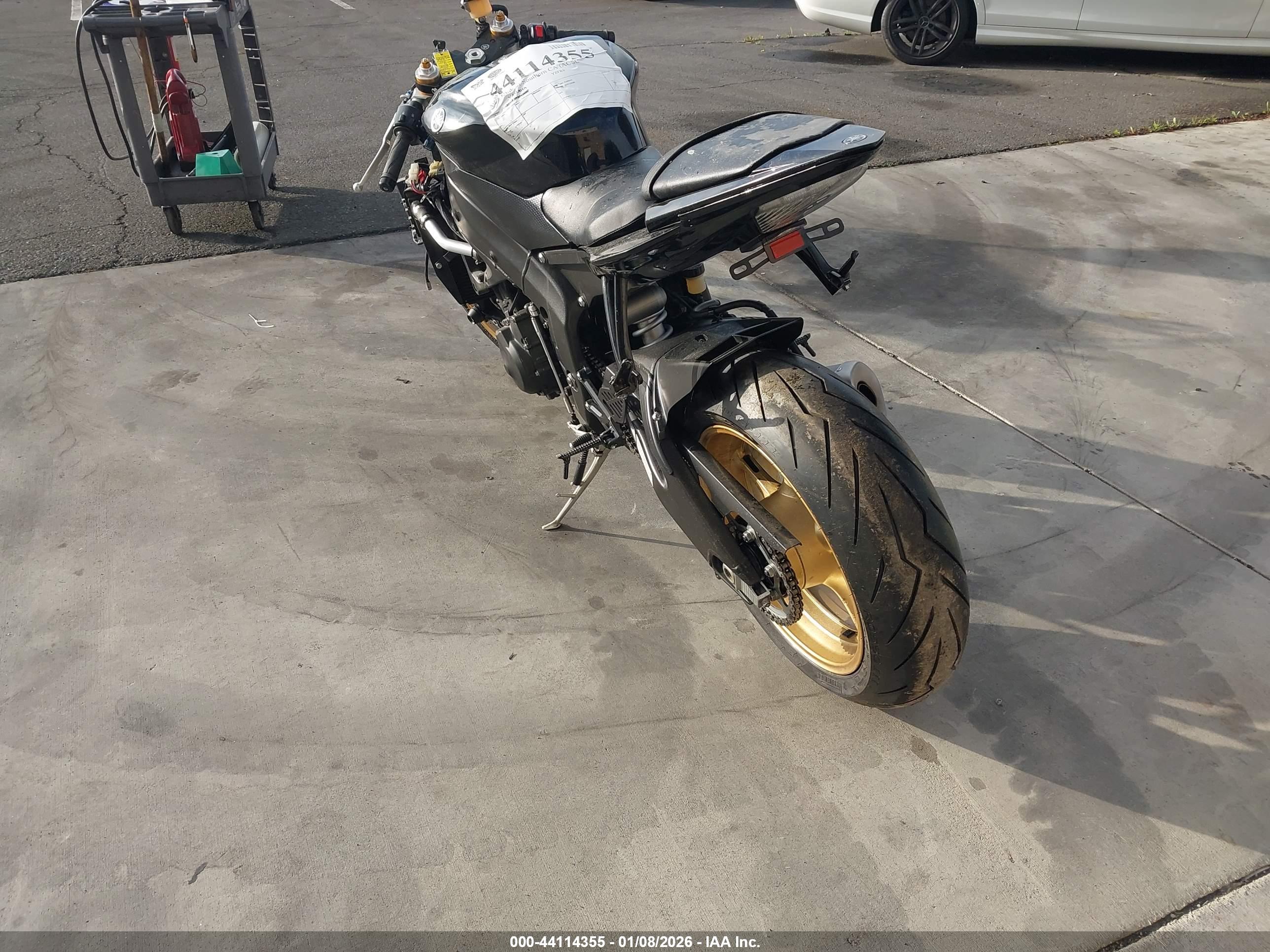 YAMAHA YZFR6 image 3