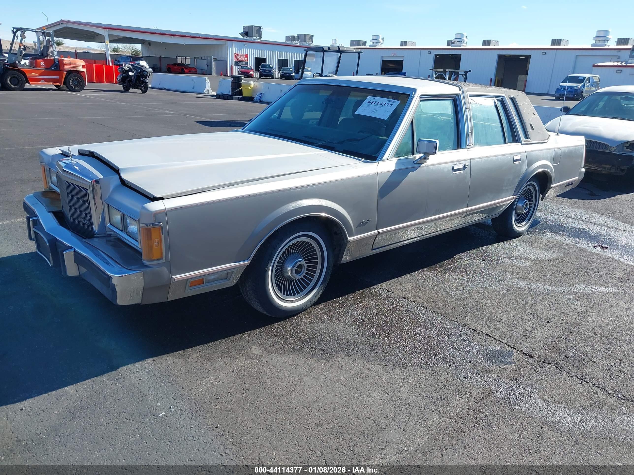 LINCOLN TOWN image 2