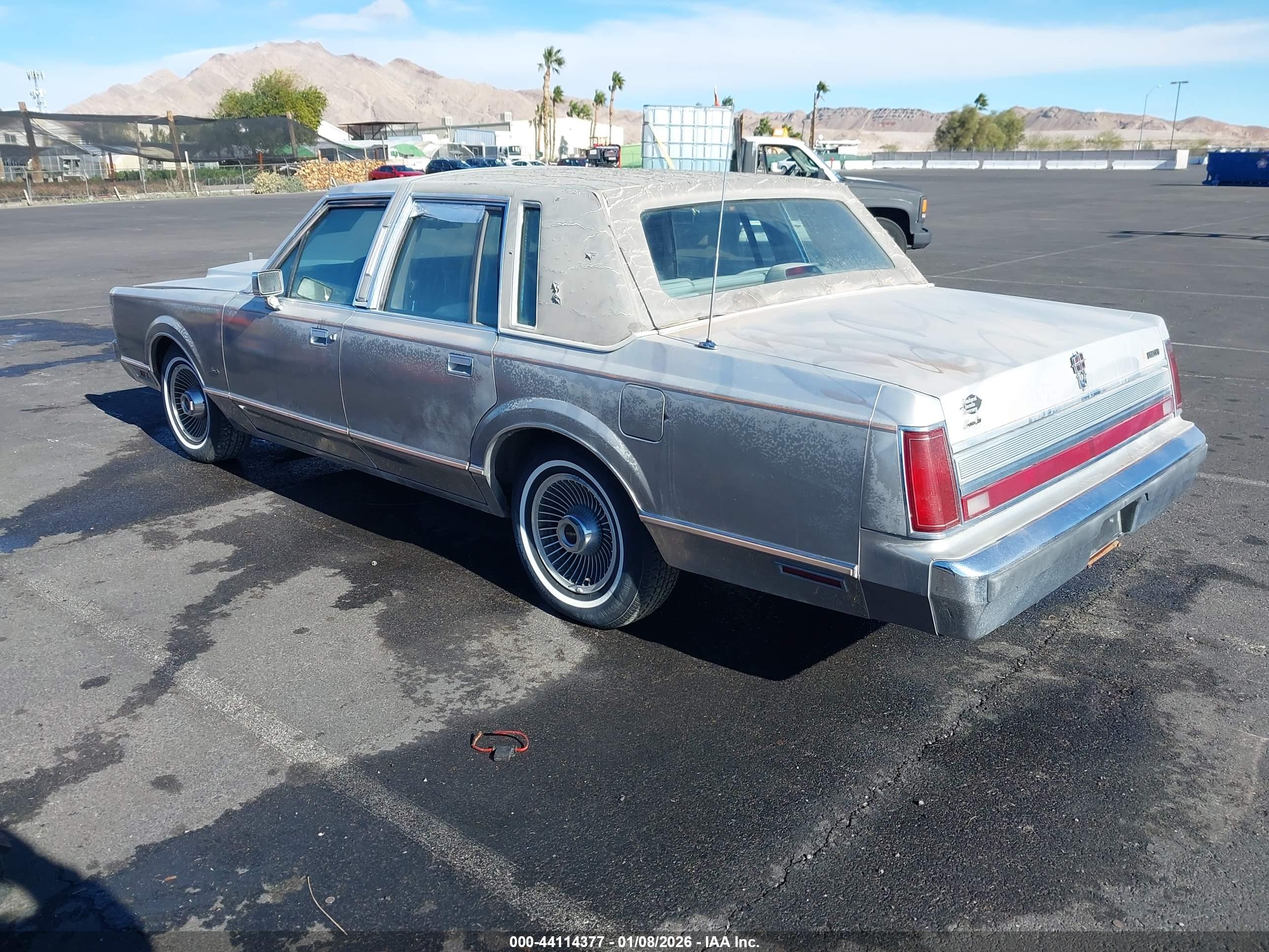 LINCOLN TOWN image 3
