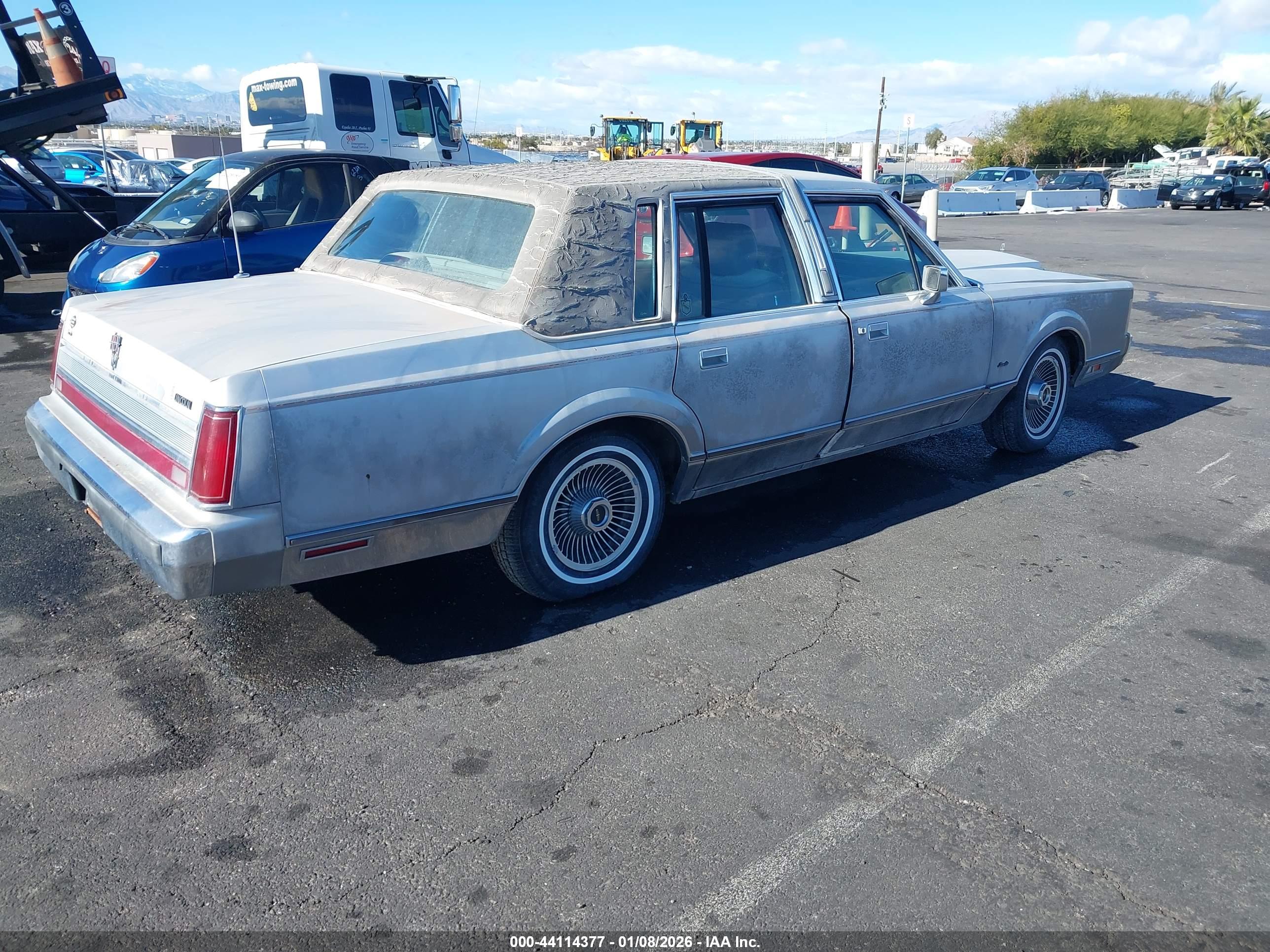 LINCOLN TOWN image 4