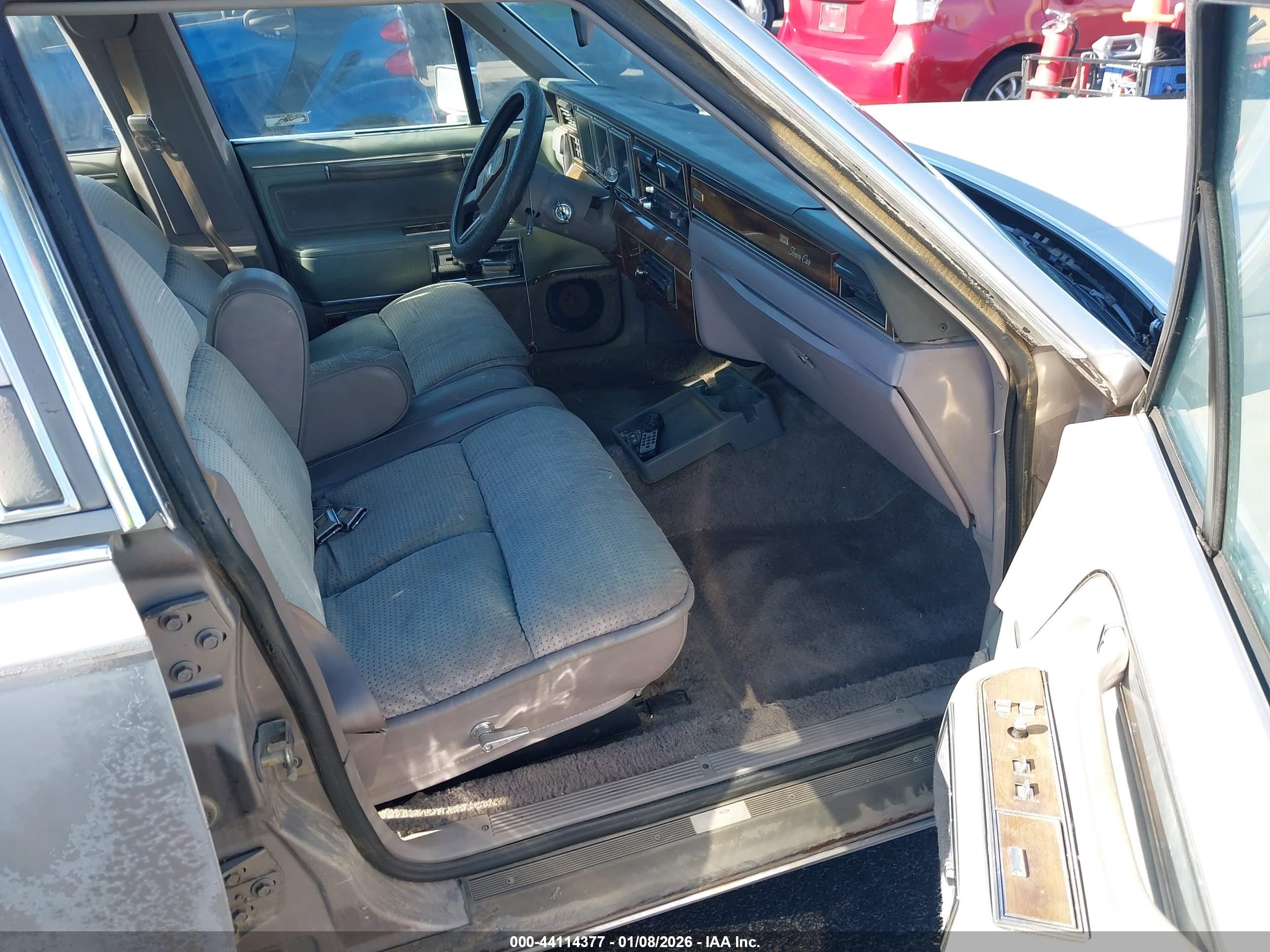 LINCOLN TOWN image 5