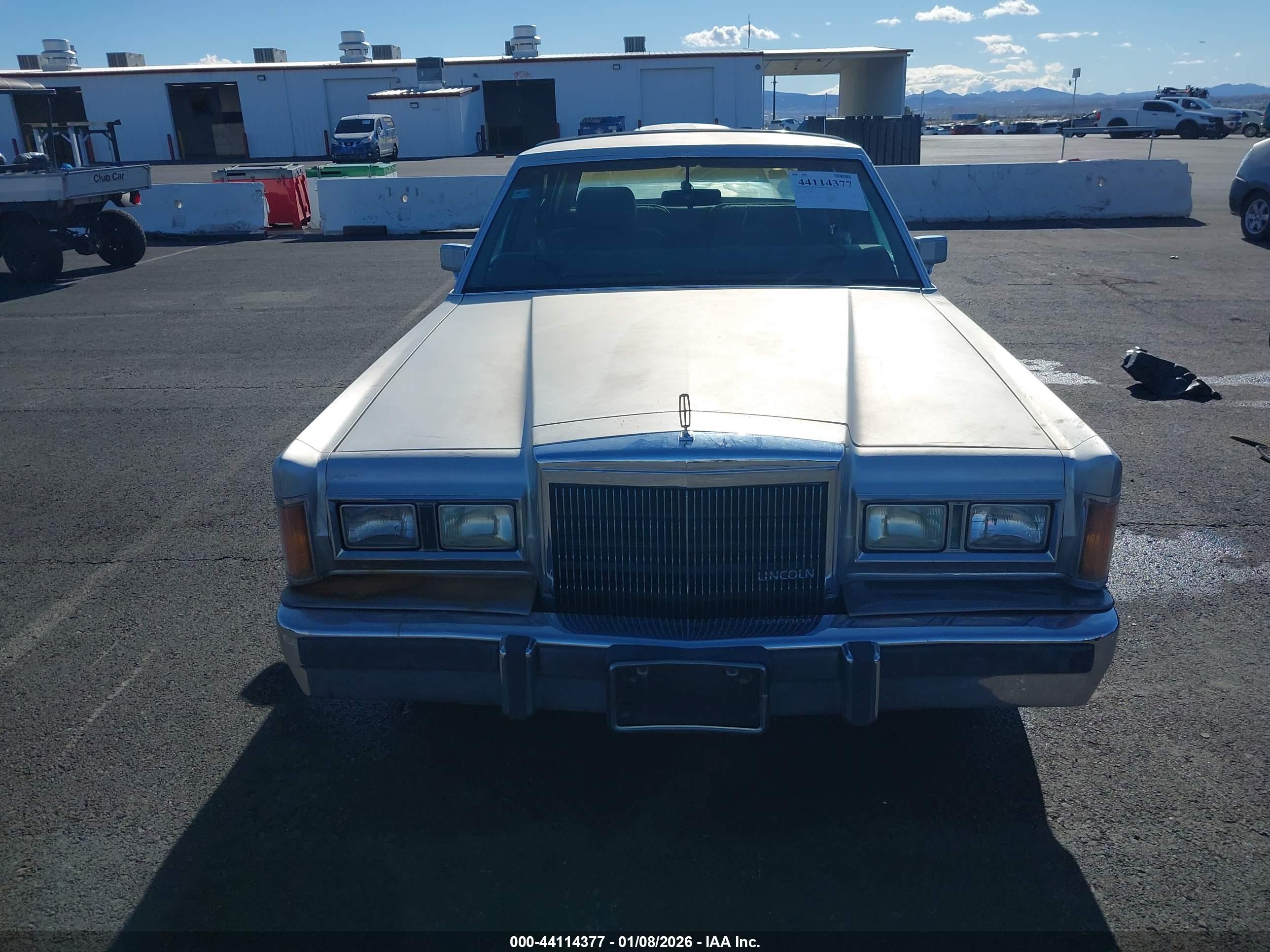 LINCOLN TOWN image 6