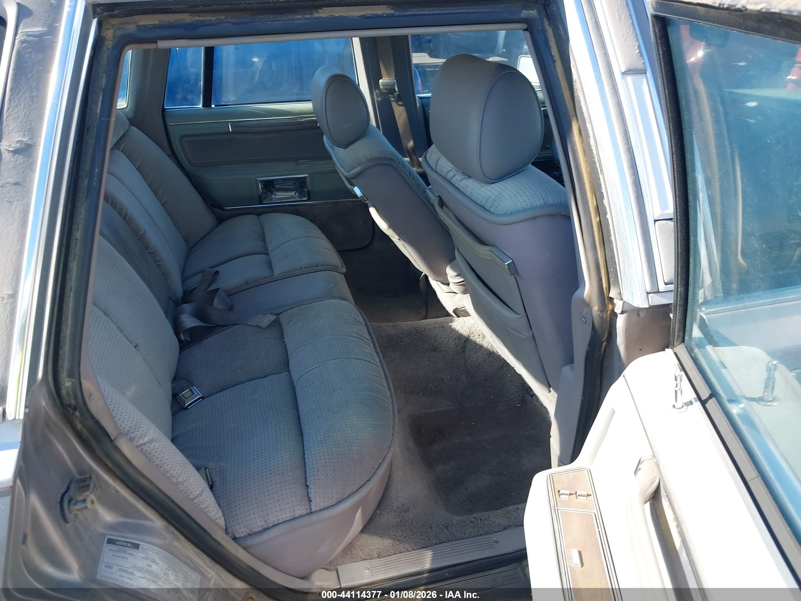 LINCOLN TOWN image 8