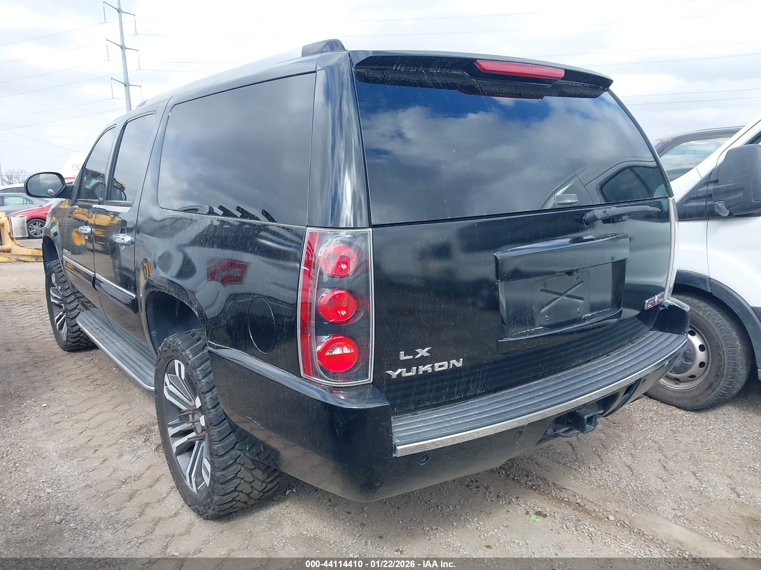 GMC YUKON image 3