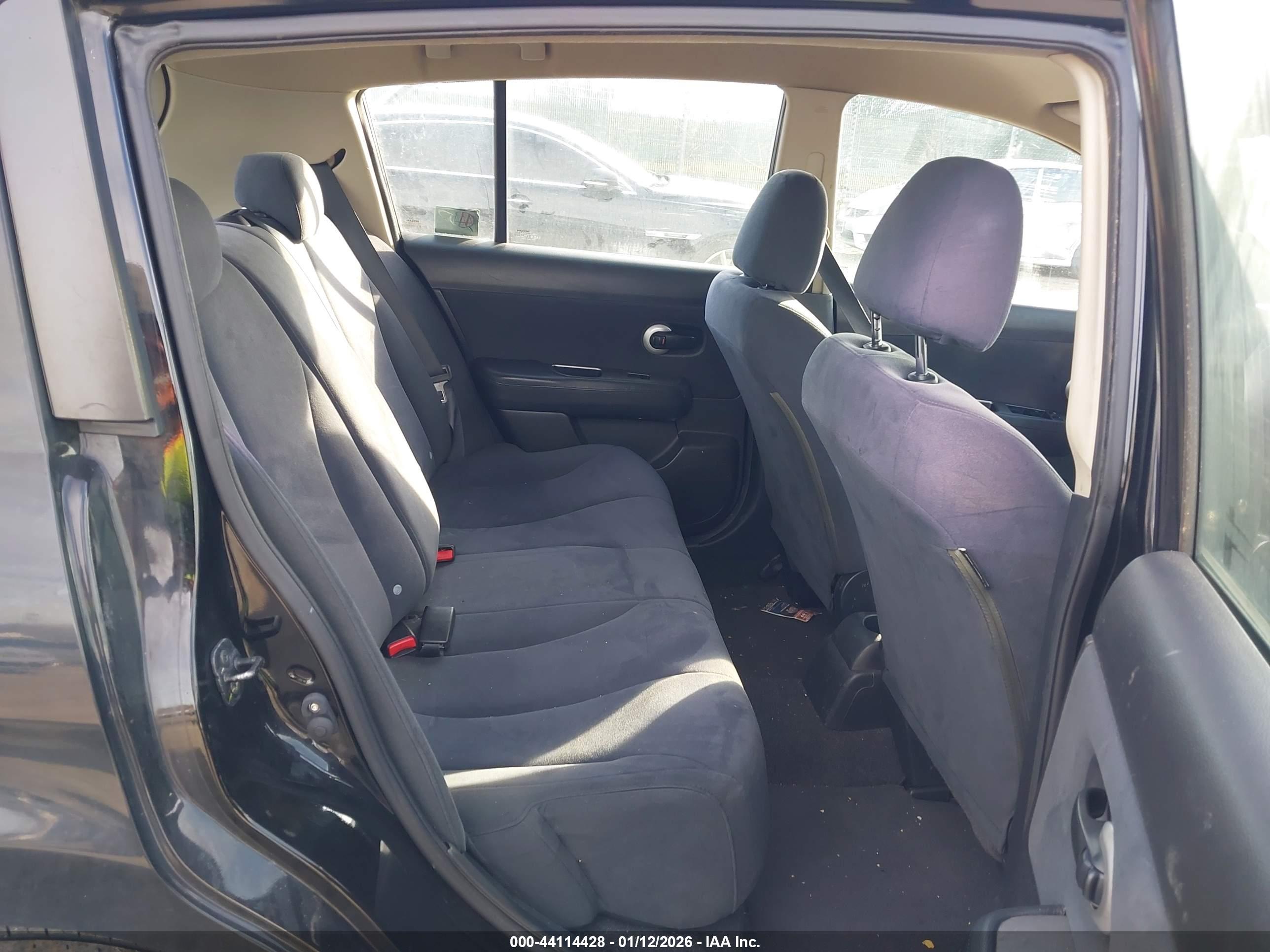 NISSAN VERSA image 8