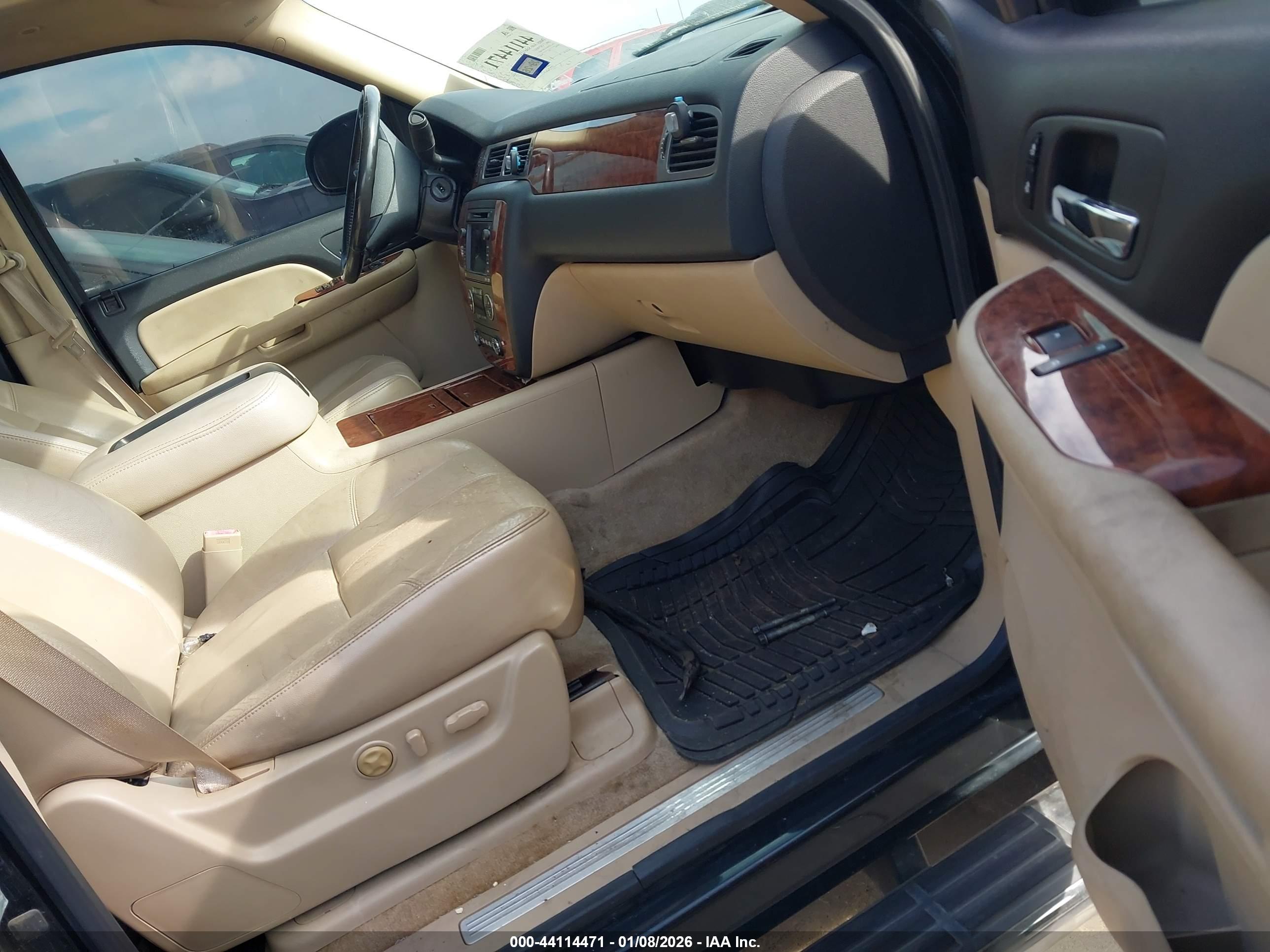 CHEVROLET SUBURBAN image 5