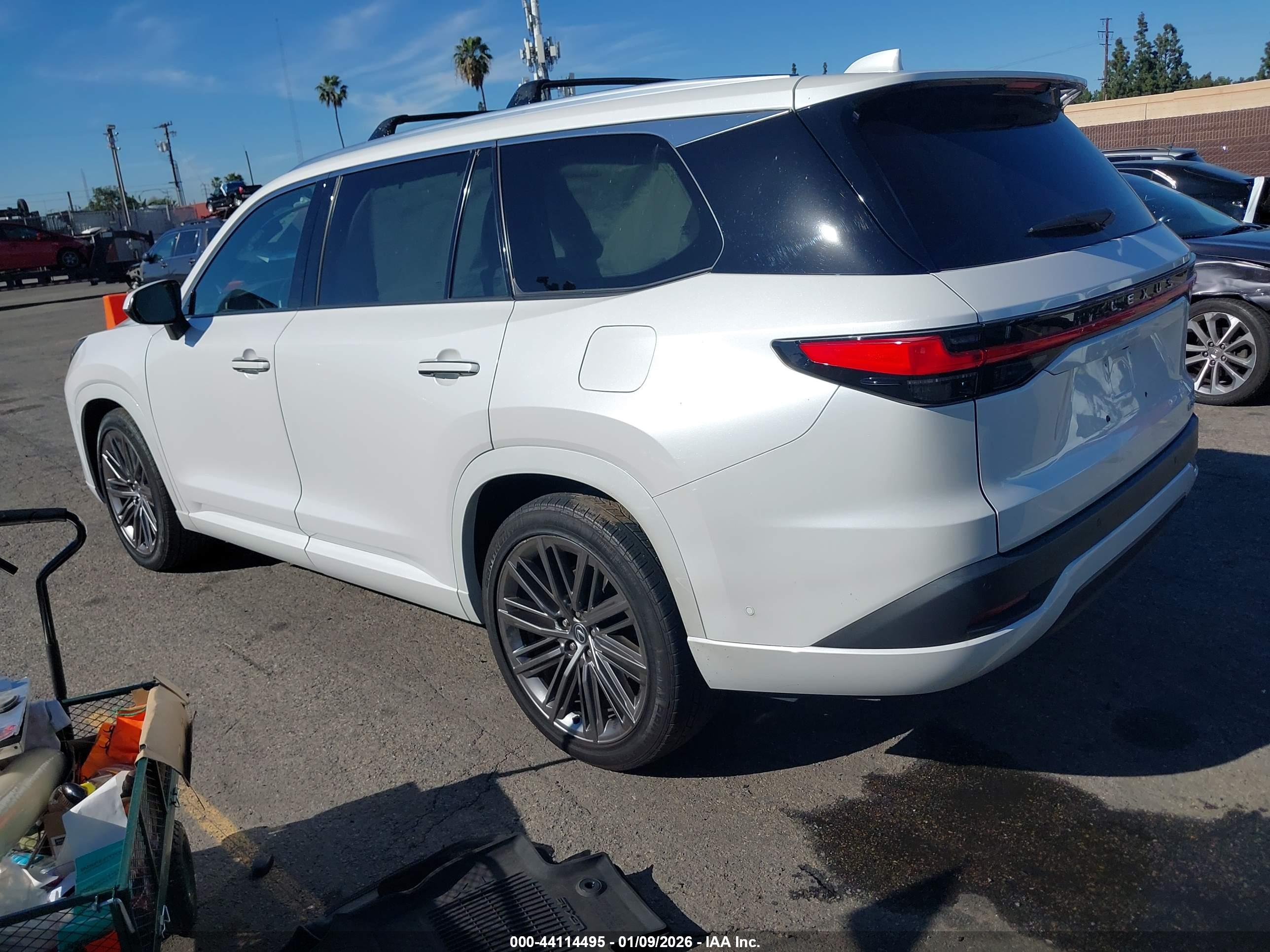 LEXUS TX image 3