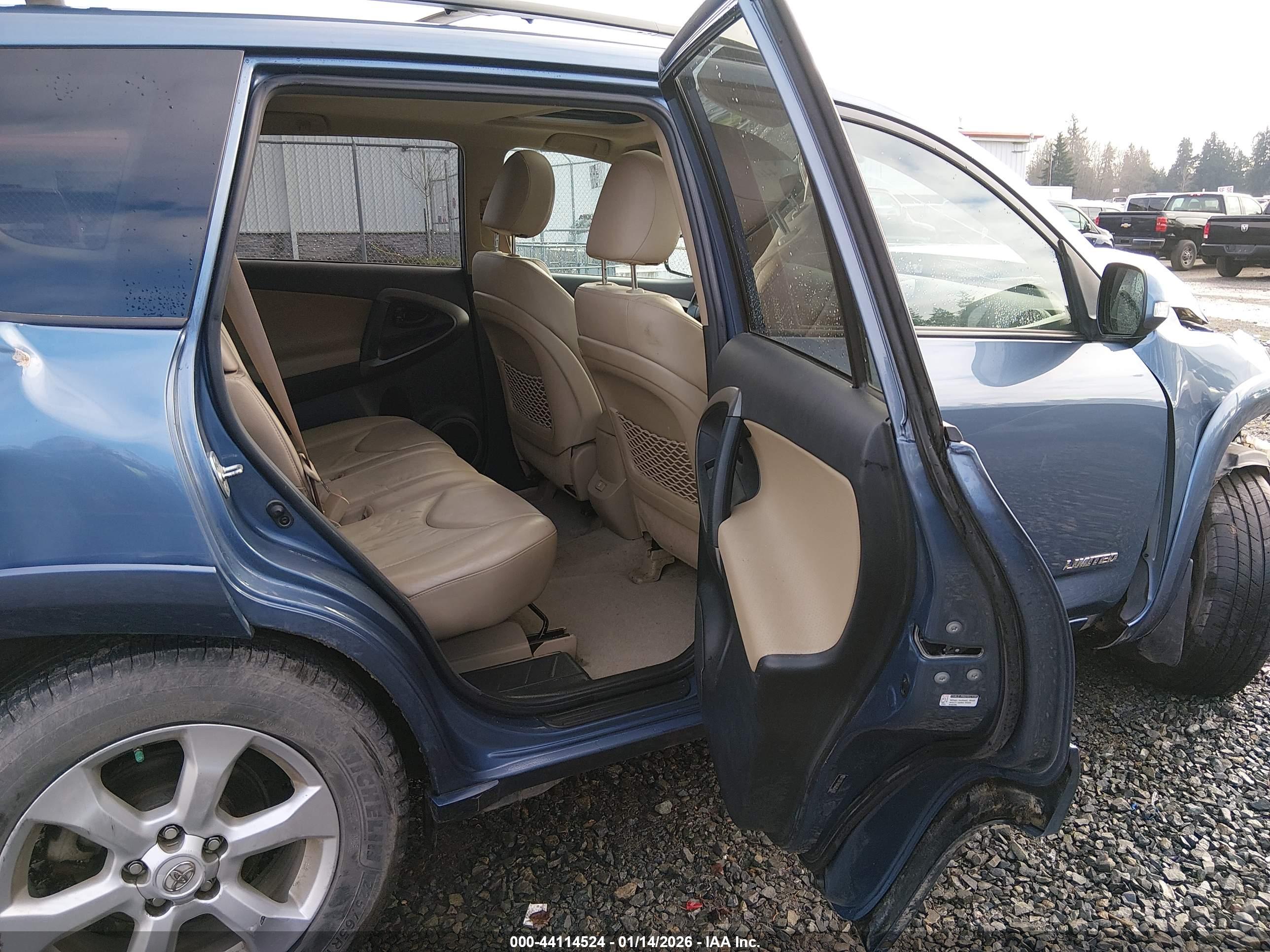 TOYOTA RAV4 image 8