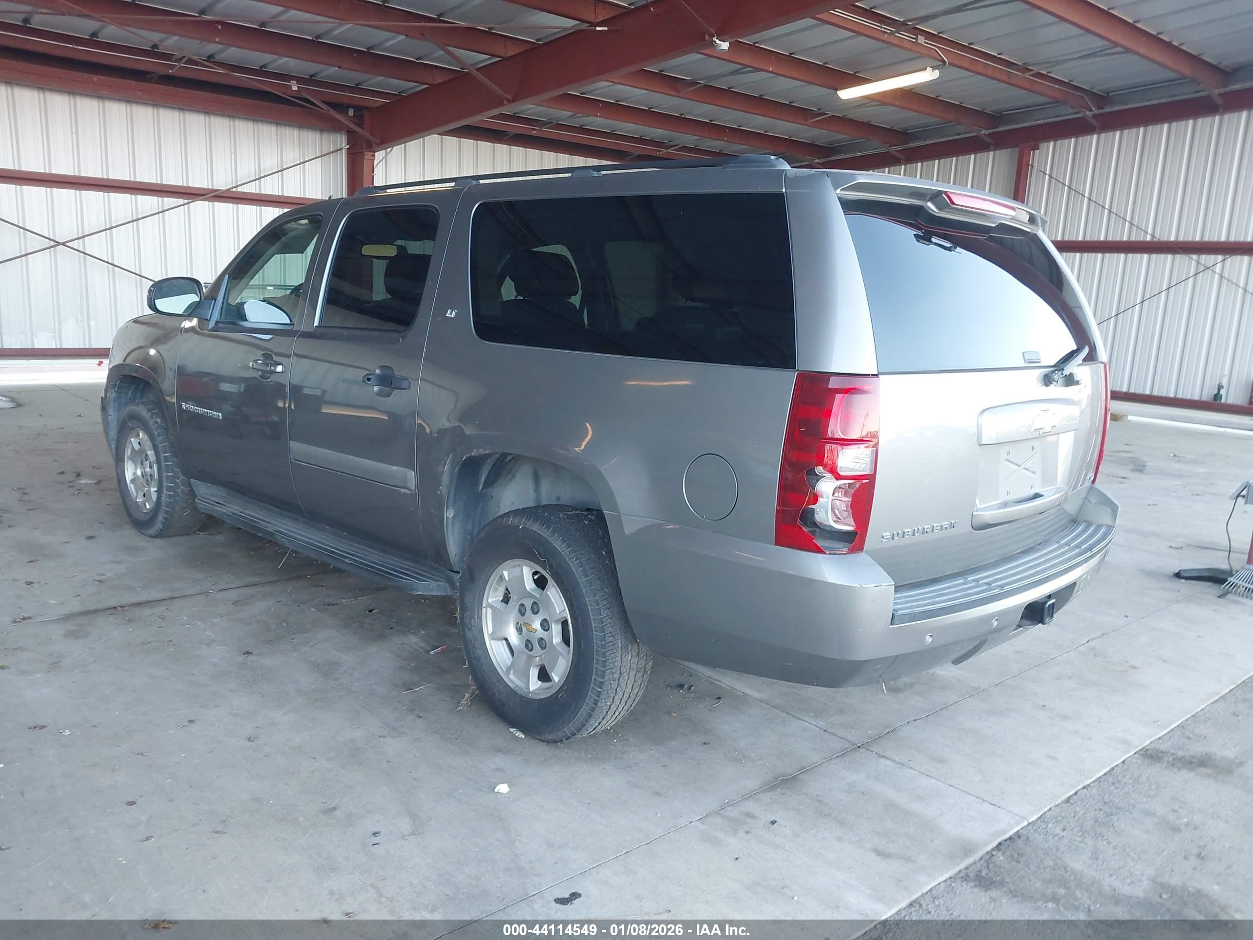 CHEVROLET SUBURBAN image 3