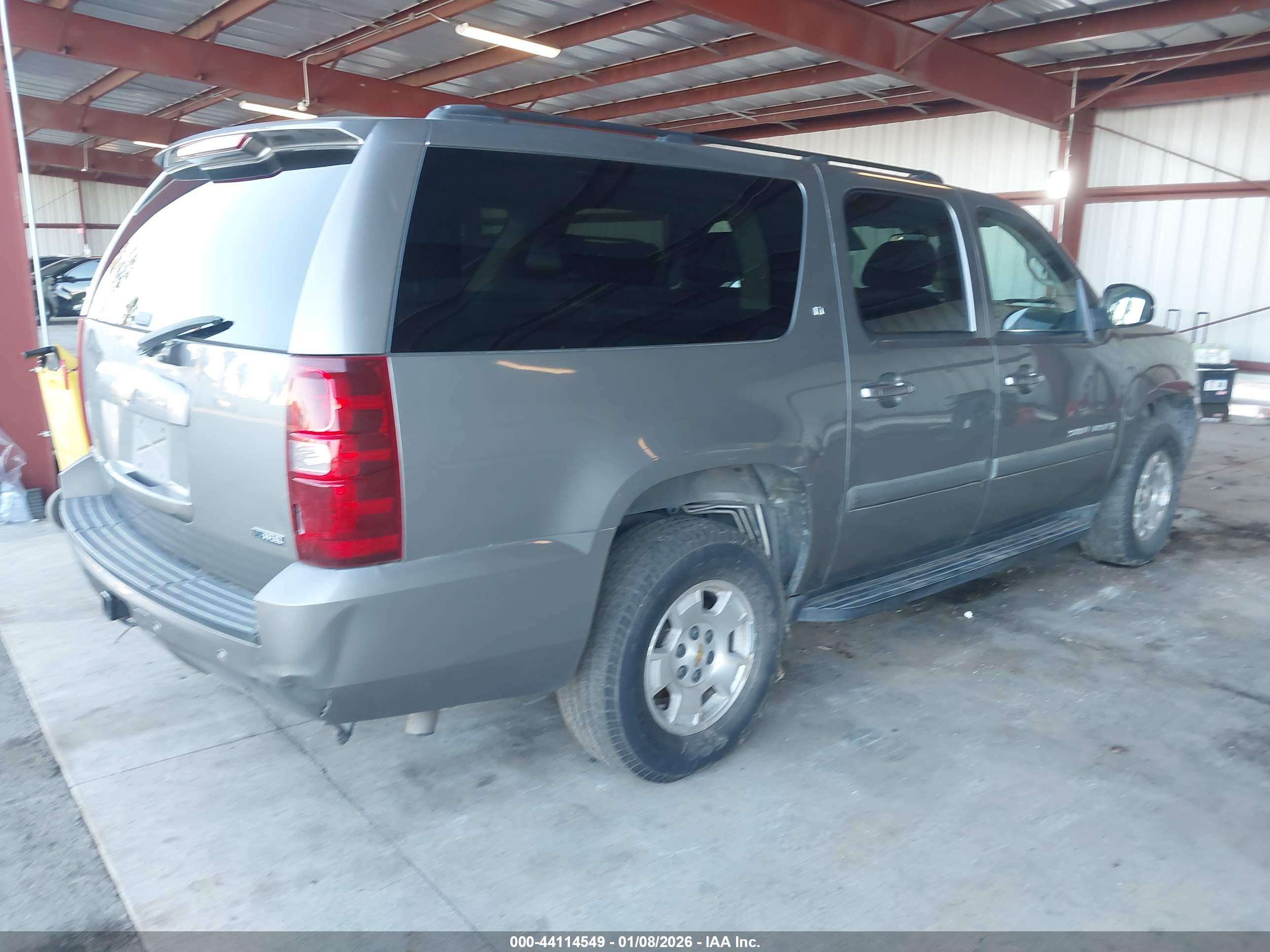 CHEVROLET SUBURBAN image 4