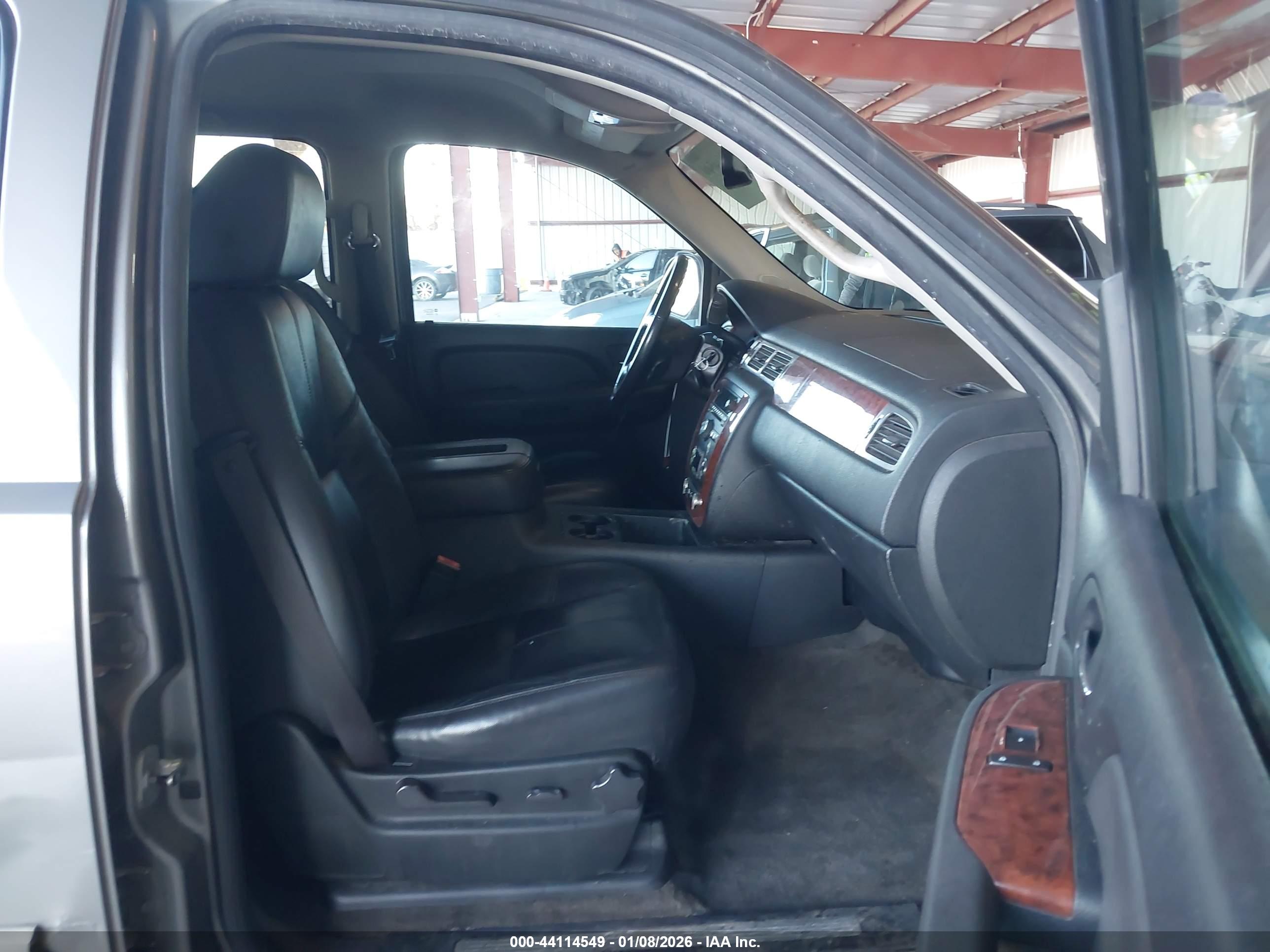 CHEVROLET SUBURBAN image 5