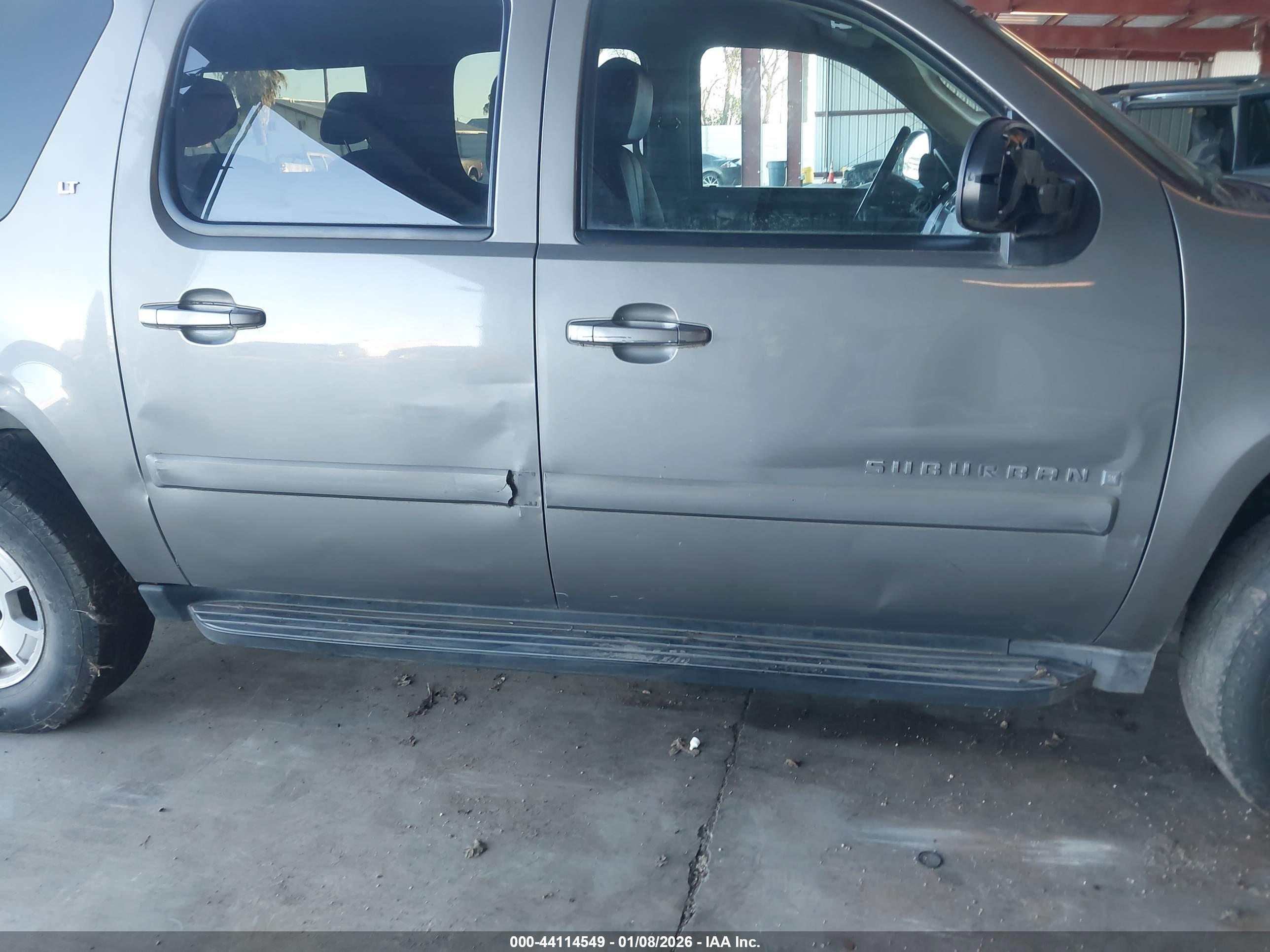 CHEVROLET SUBURBAN image 6