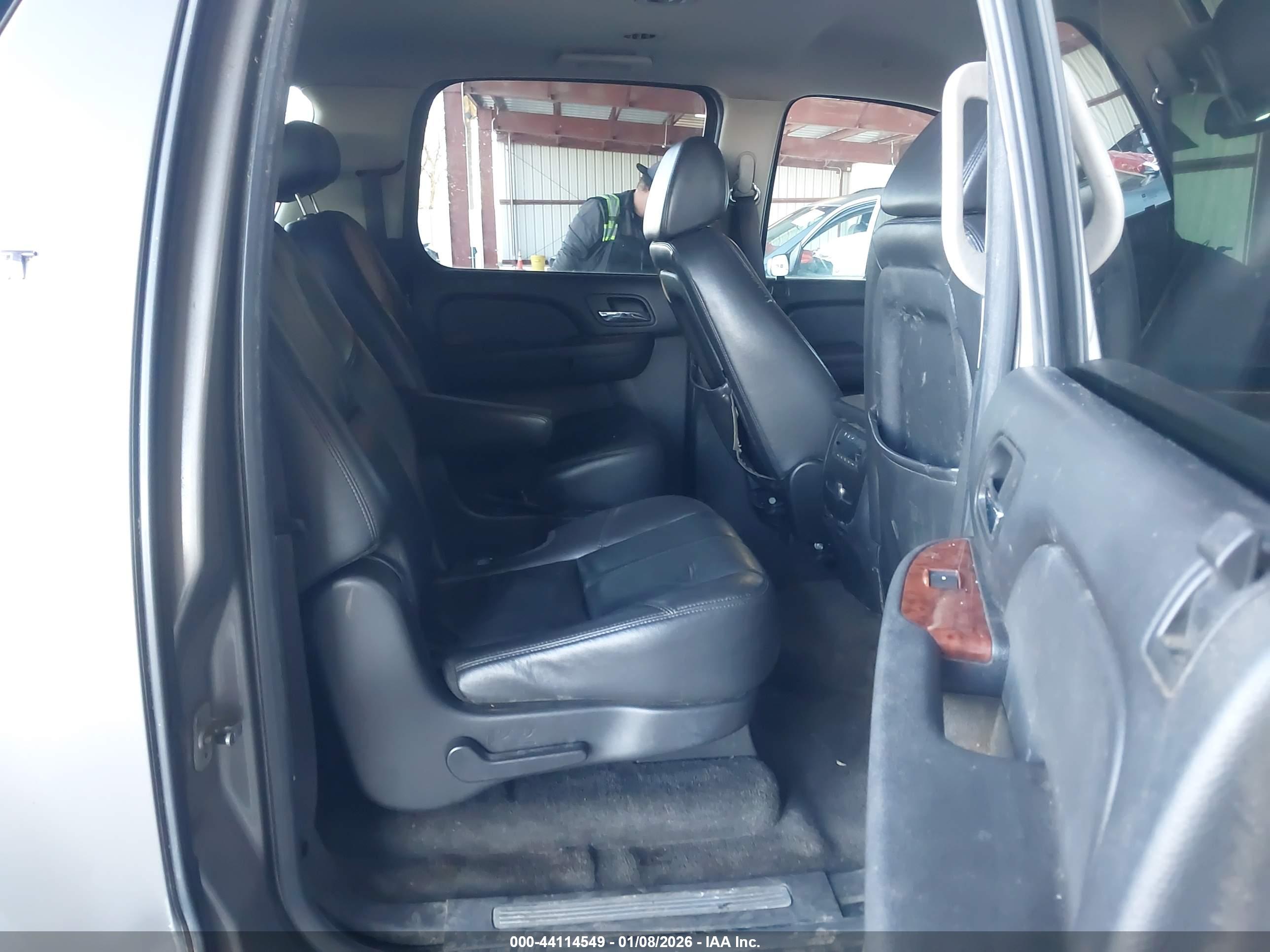 CHEVROLET SUBURBAN image 8