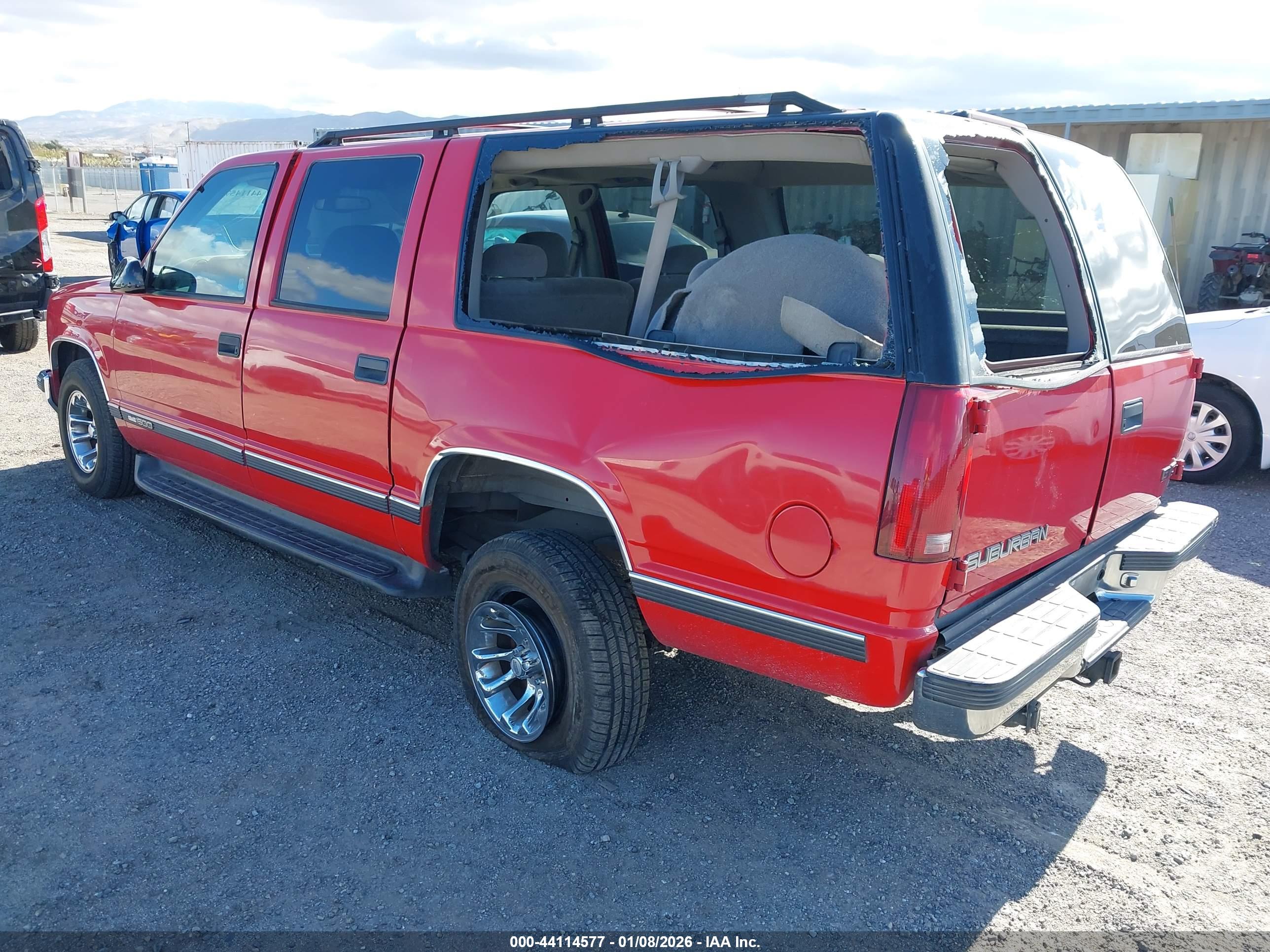 GMC SUBURBAN image 3