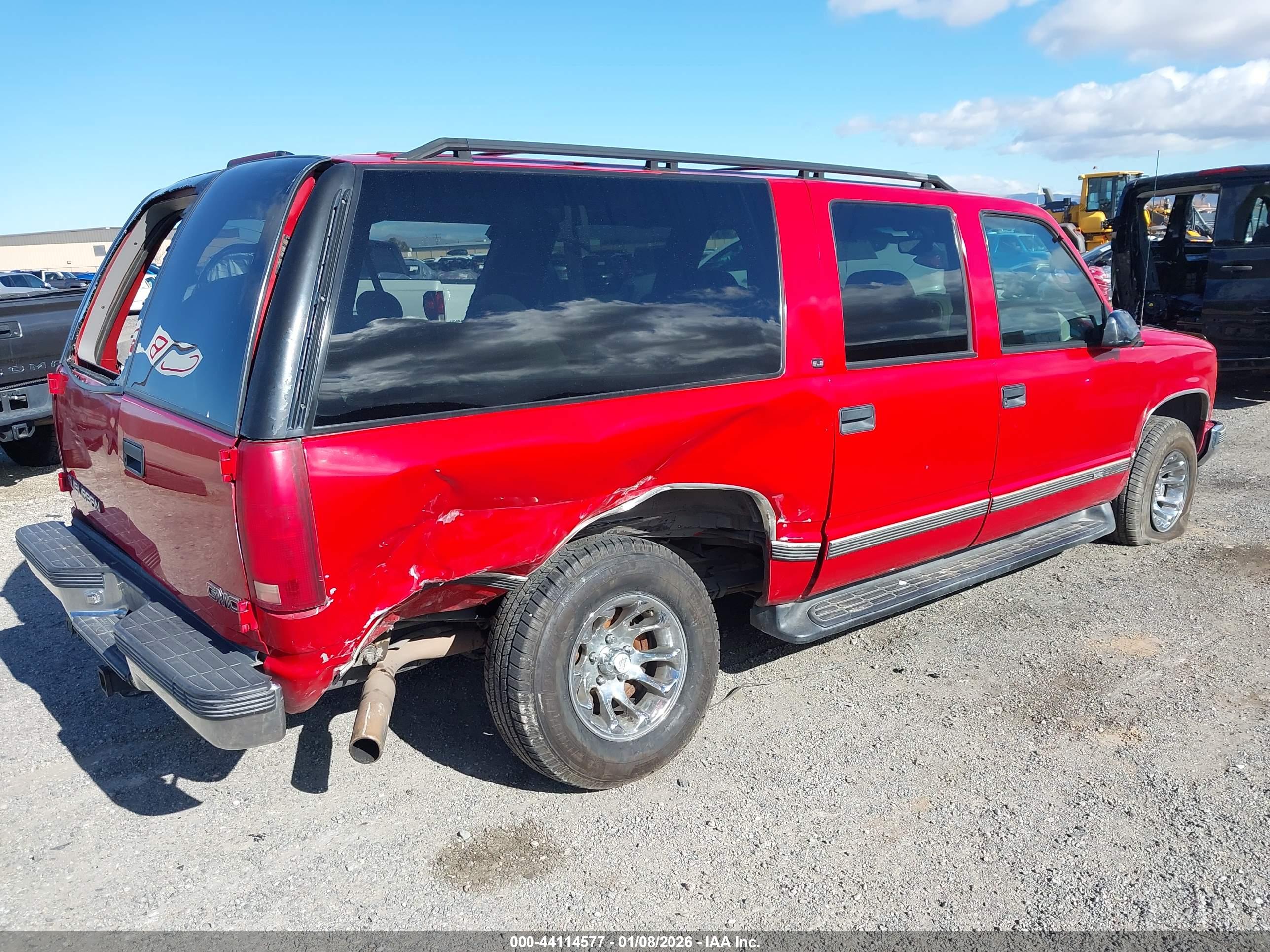GMC SUBURBAN image 4