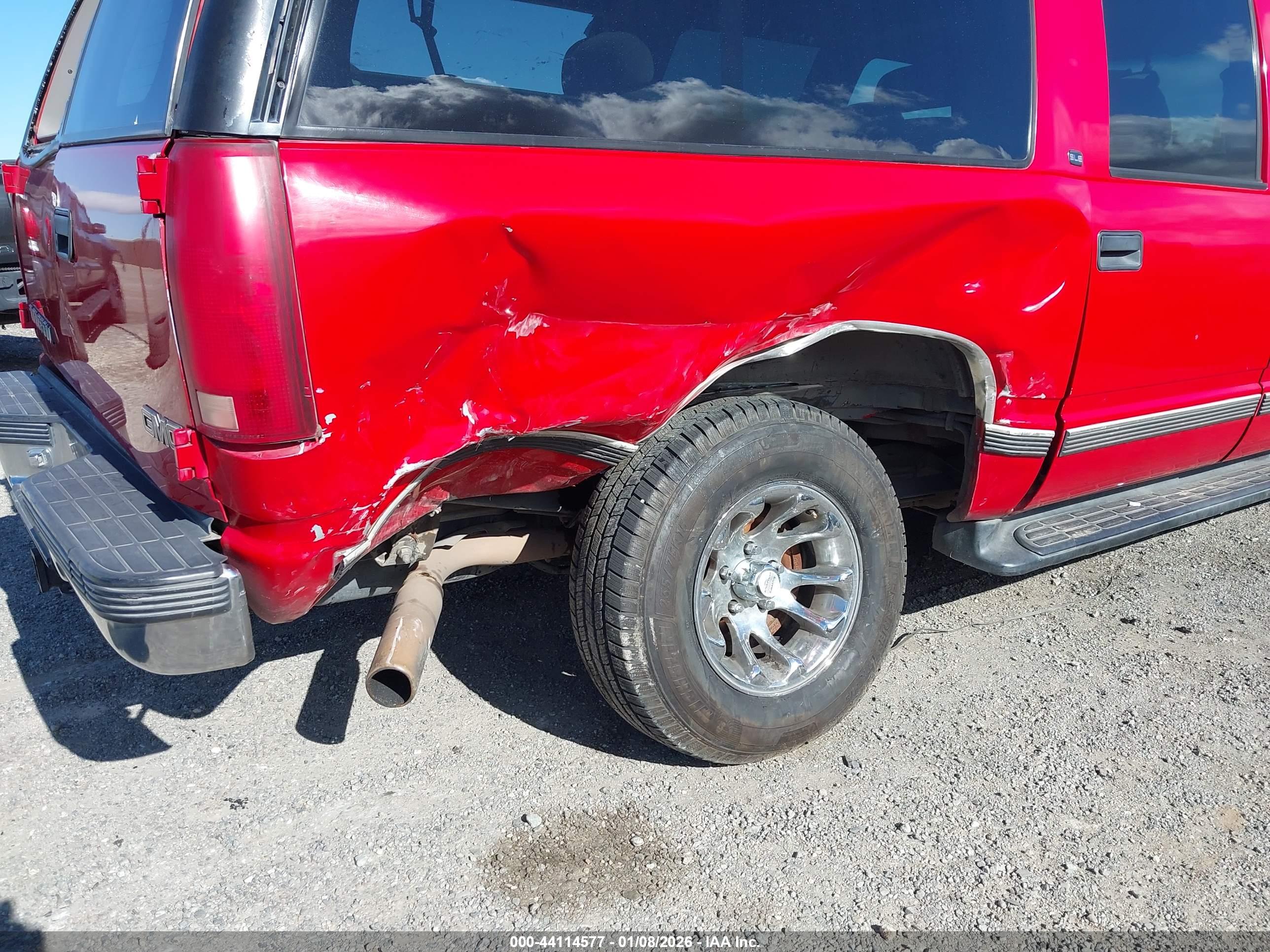 GMC SUBURBAN image 6