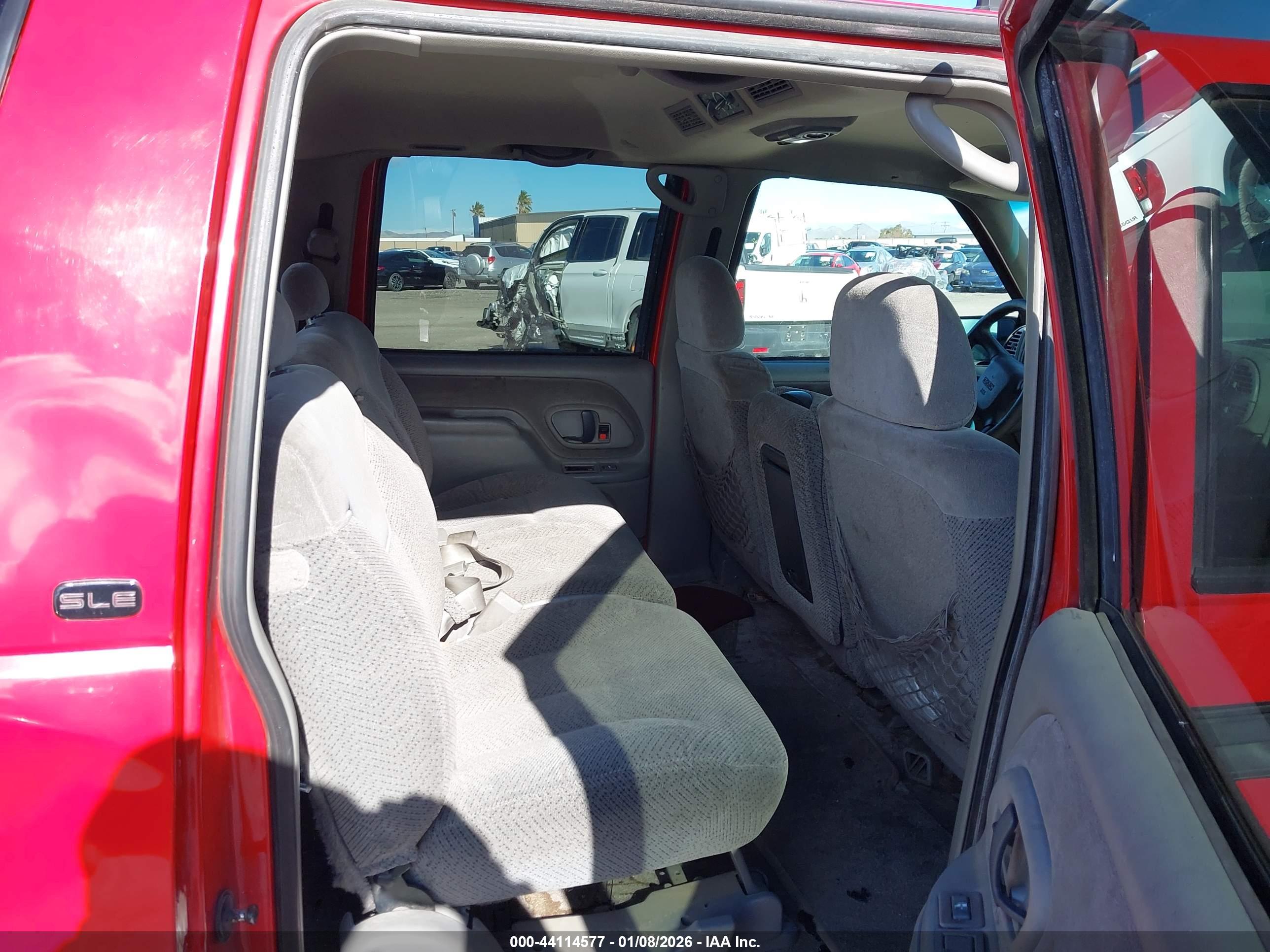 GMC SUBURBAN image 8