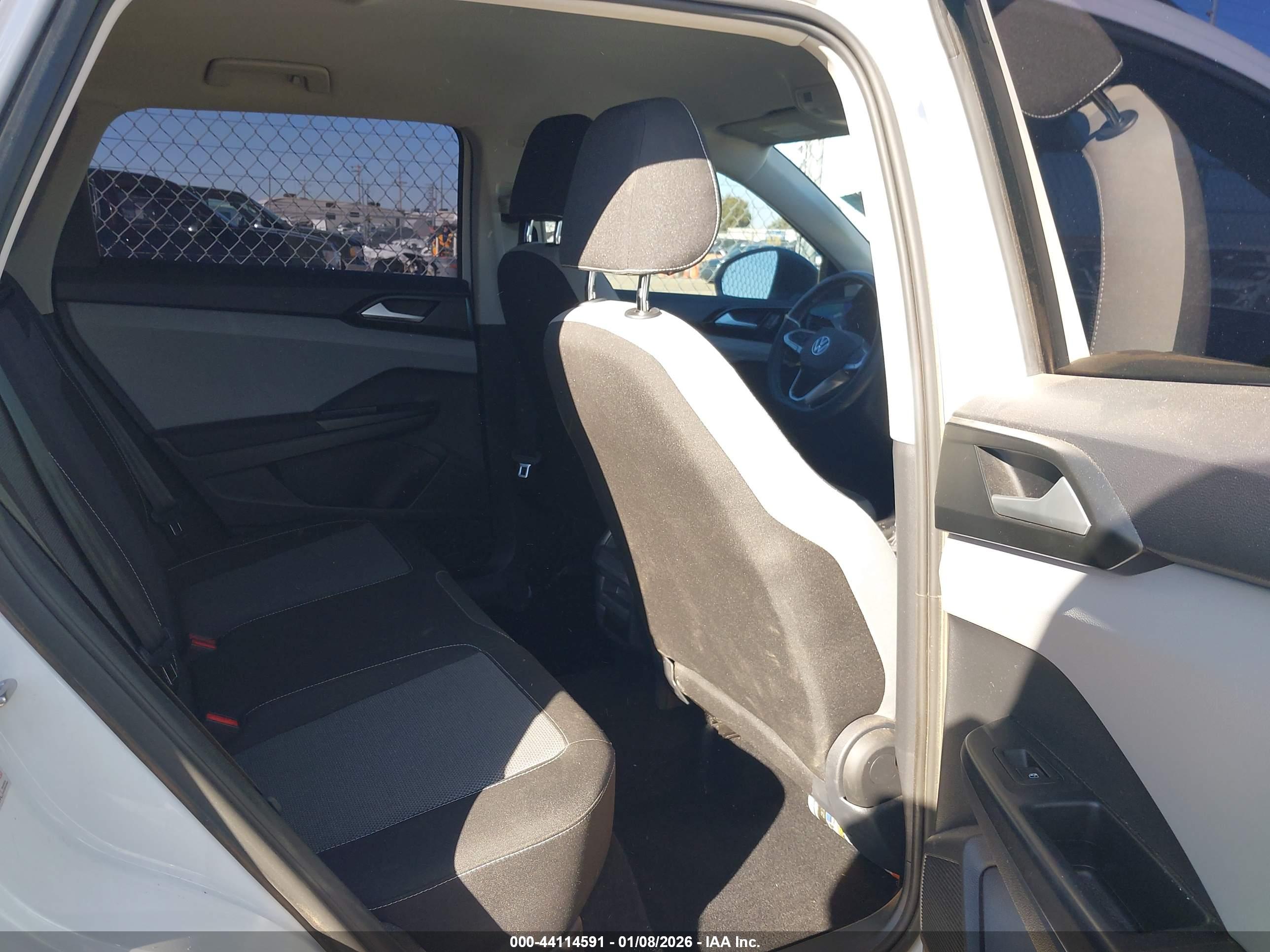 VOLKSWAGEN TAOS image 8