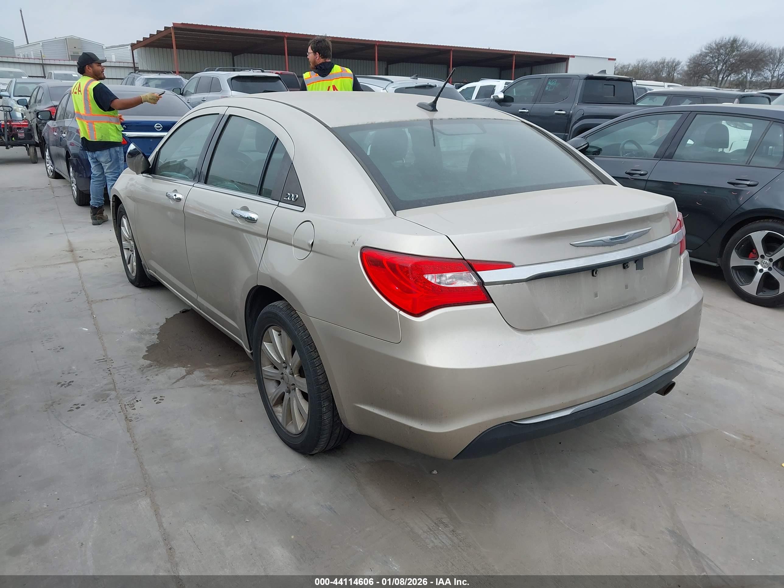 CHRYSLER 200 image 3