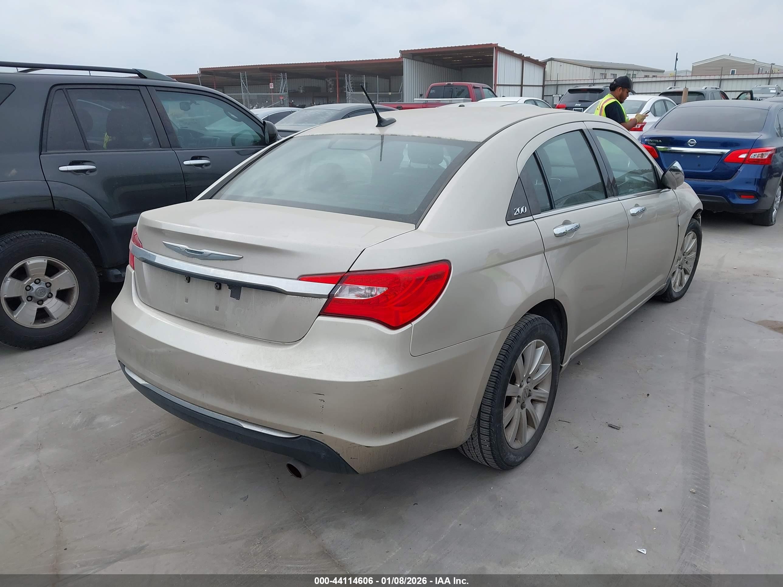 CHRYSLER 200 image 4