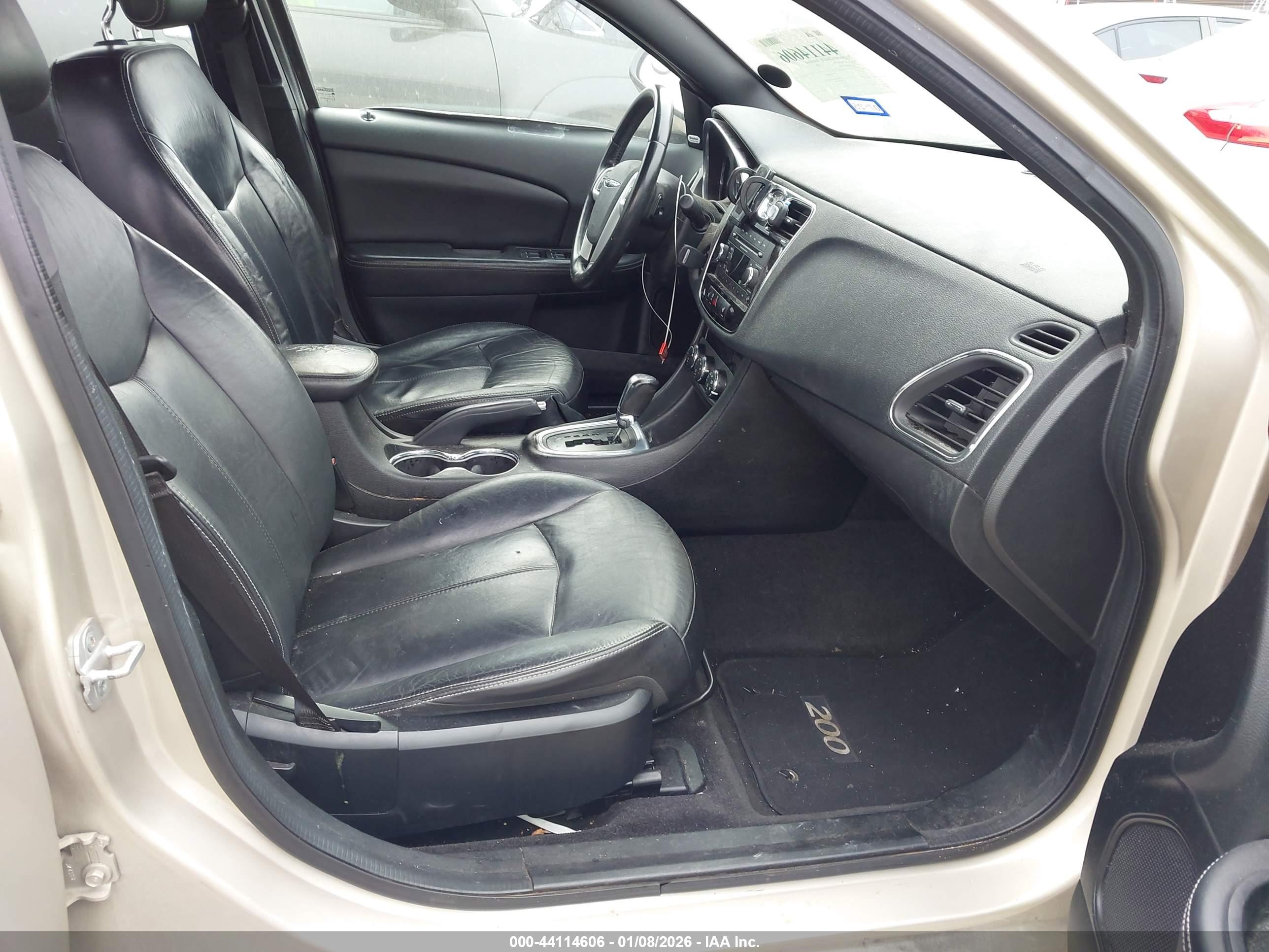 CHRYSLER 200 image 5