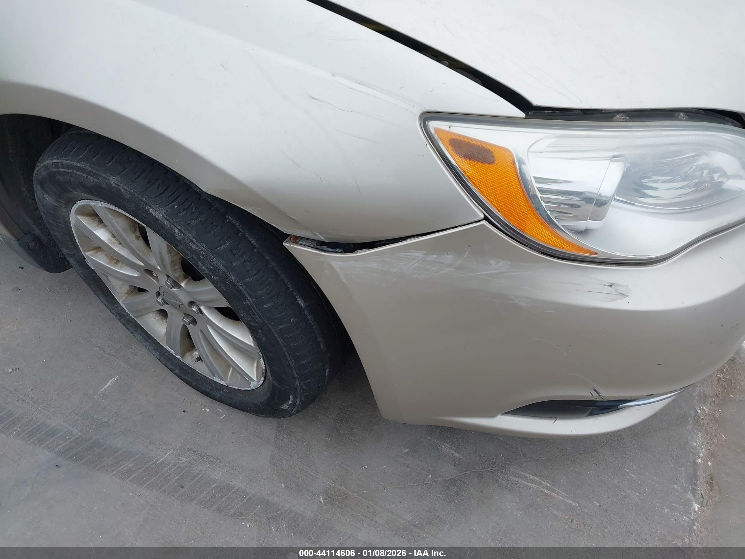 CHRYSLER 200 image 6