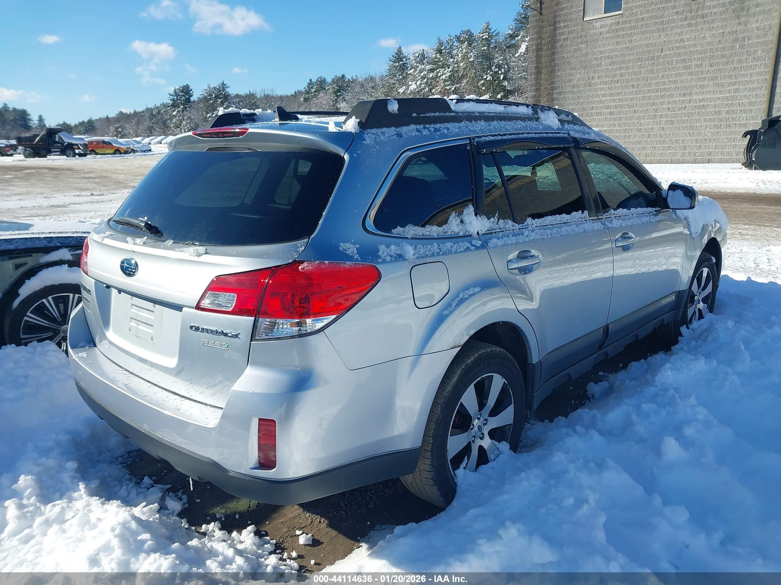 SUBARU OUTBACK image 4