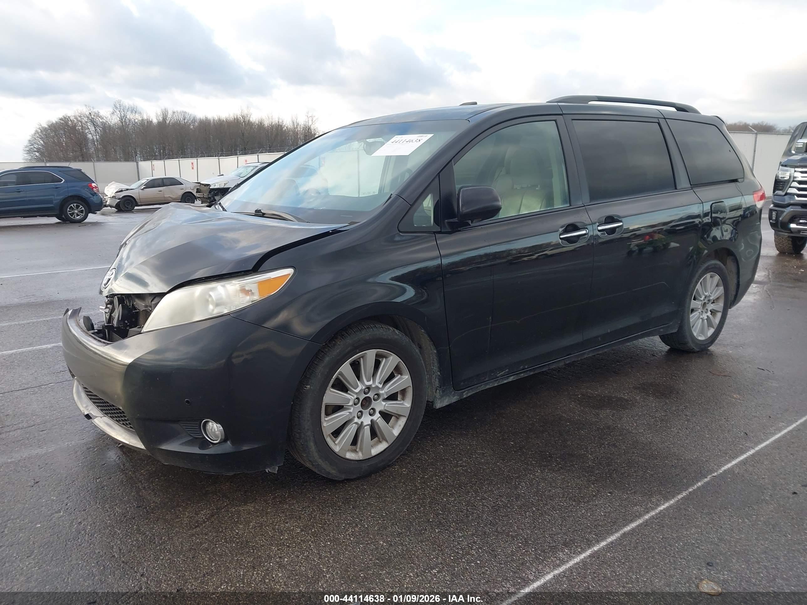 TOYOTA SIENNA image 2