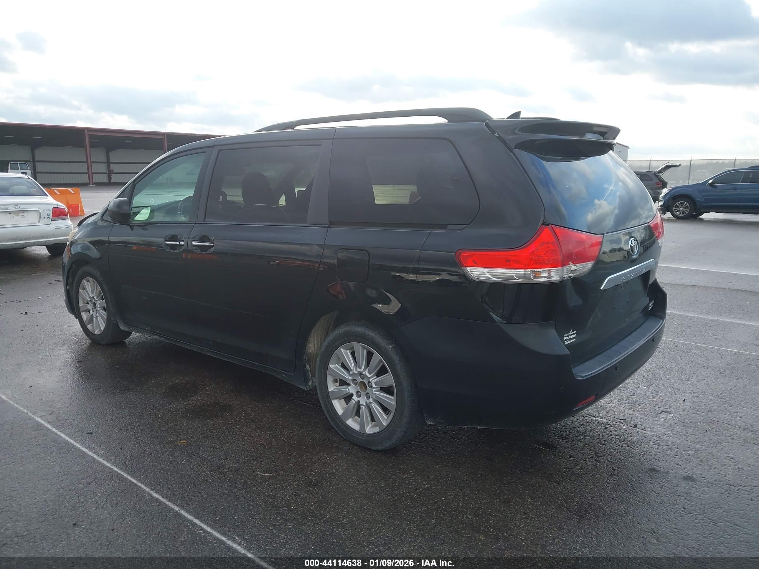 TOYOTA SIENNA image 3