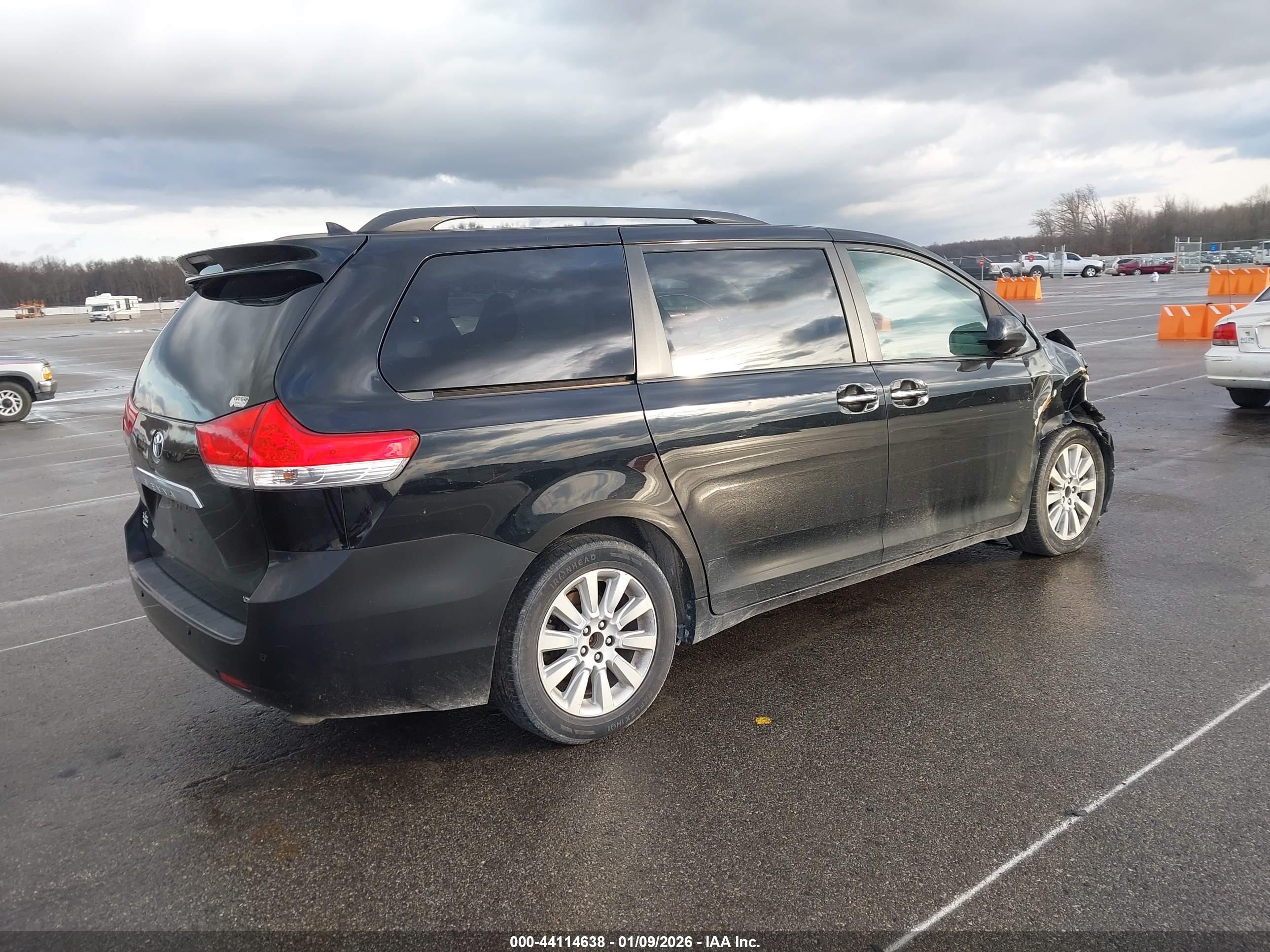 TOYOTA SIENNA image 4