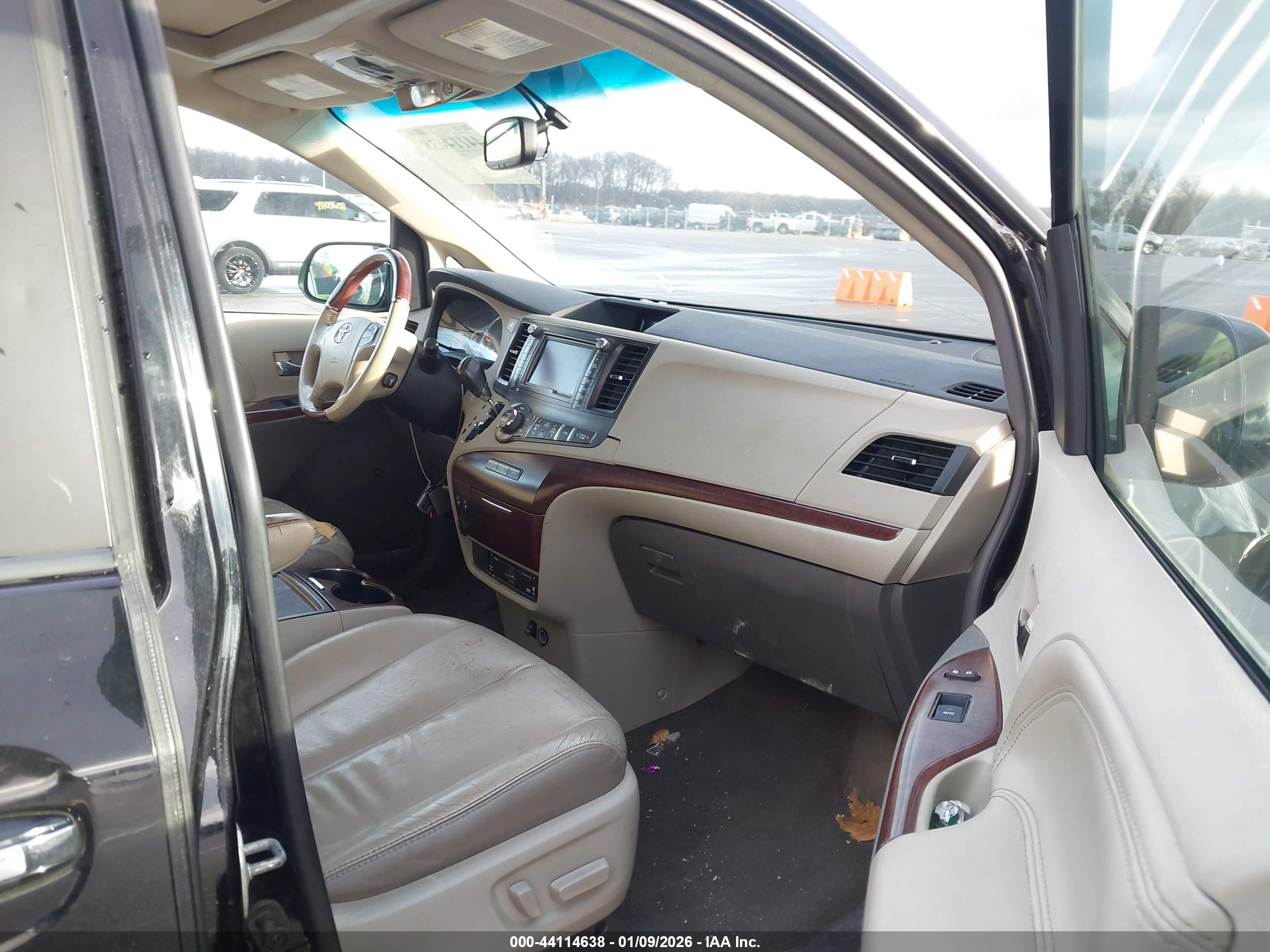 TOYOTA SIENNA image 5