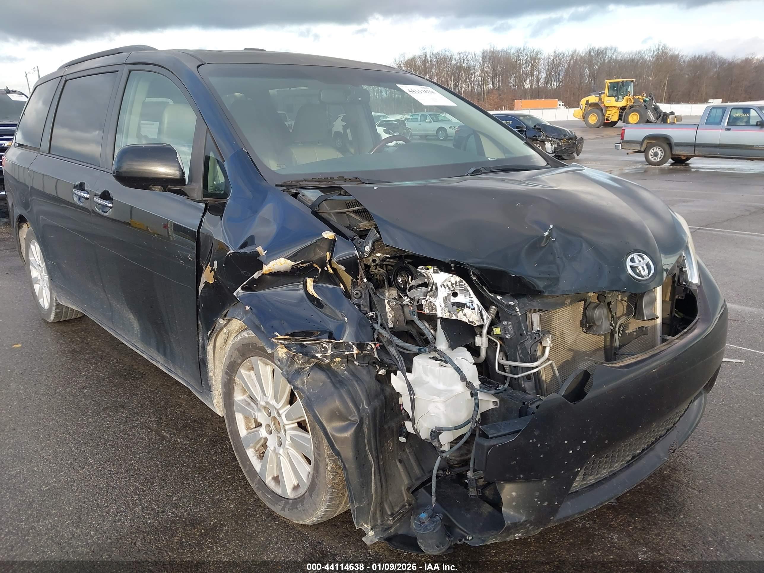 TOYOTA SIENNA image 6