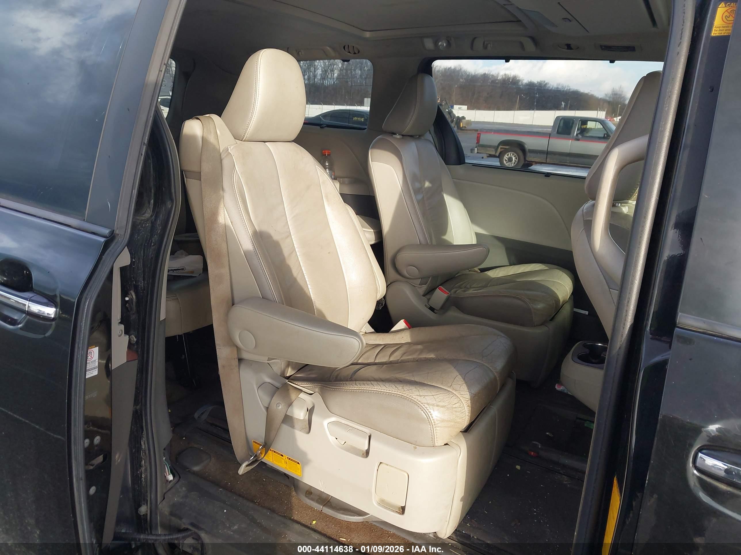 TOYOTA SIENNA image 8