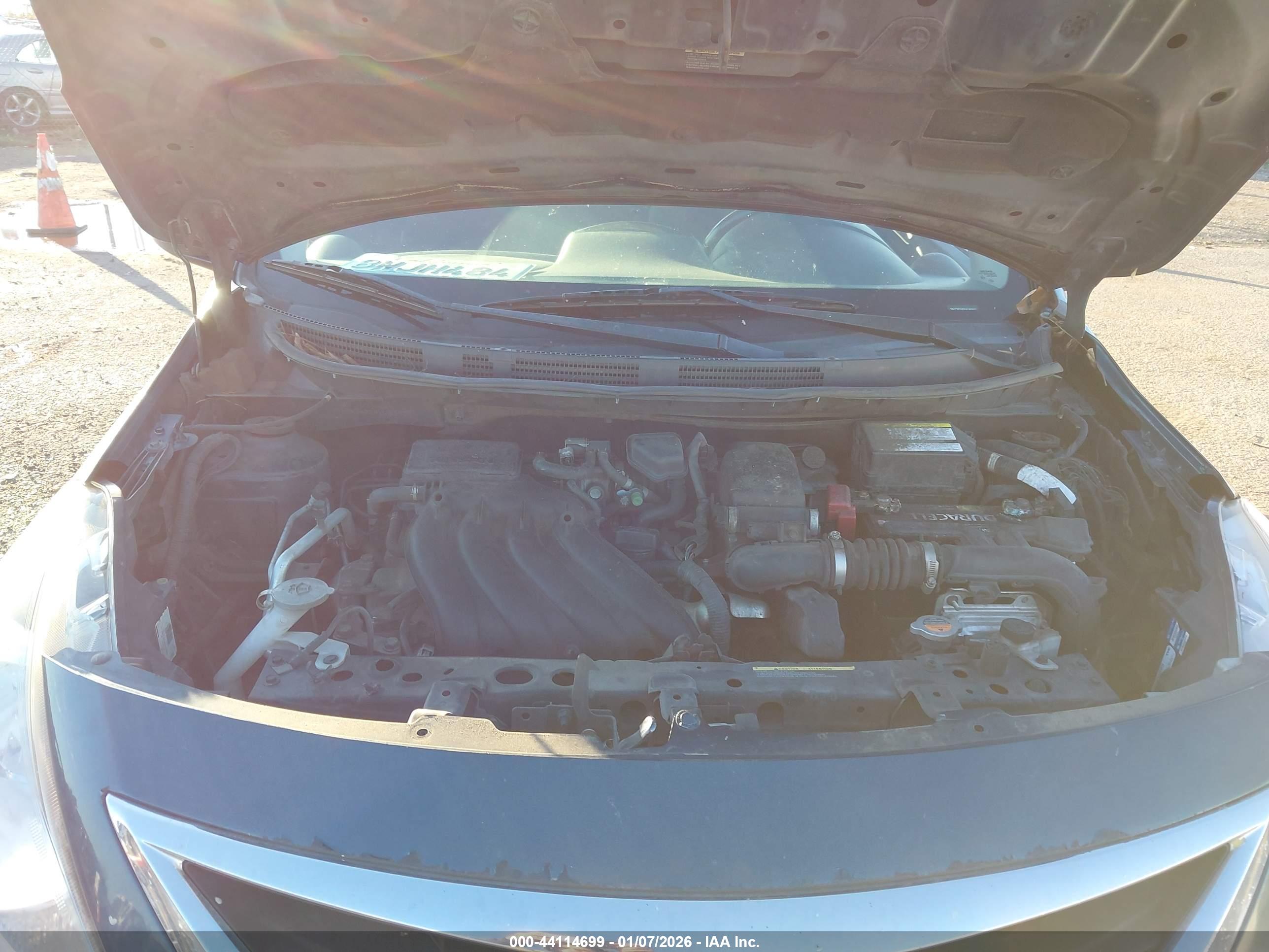 NISSAN VERSA image 10