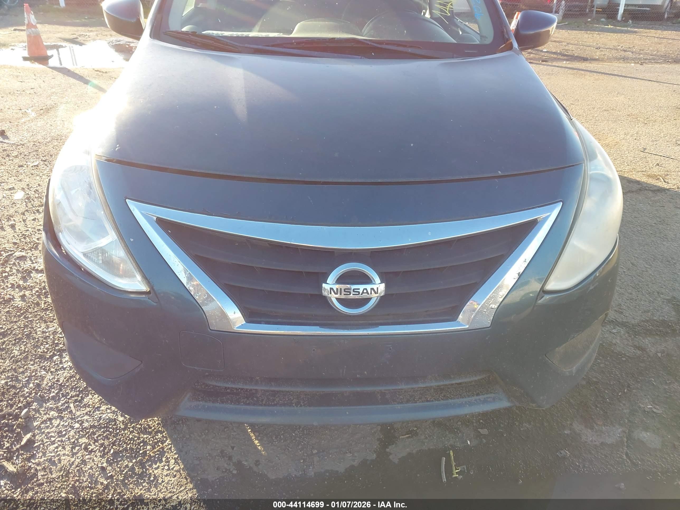 NISSAN VERSA image 6