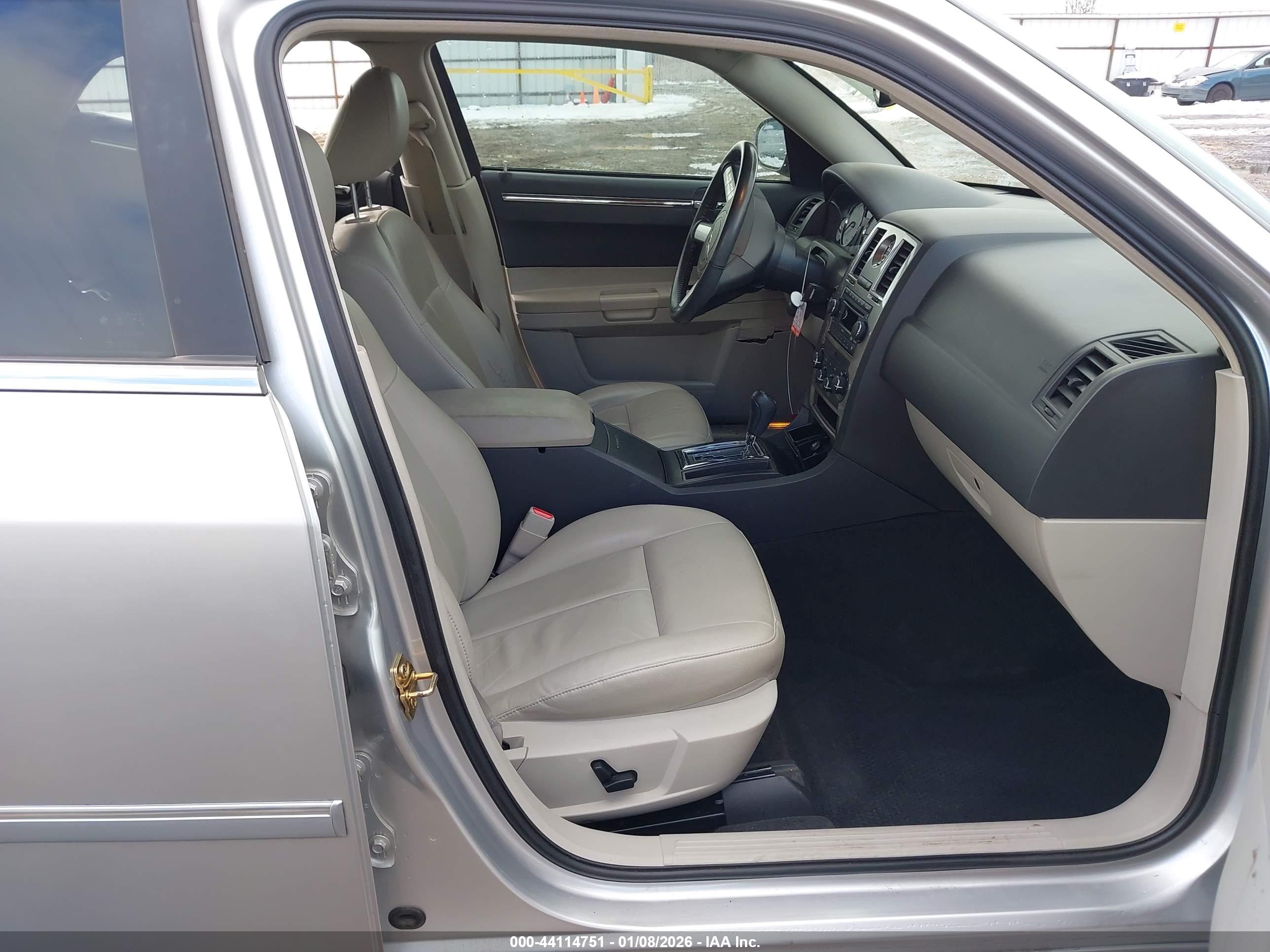 CHRYSLER 300 image 5