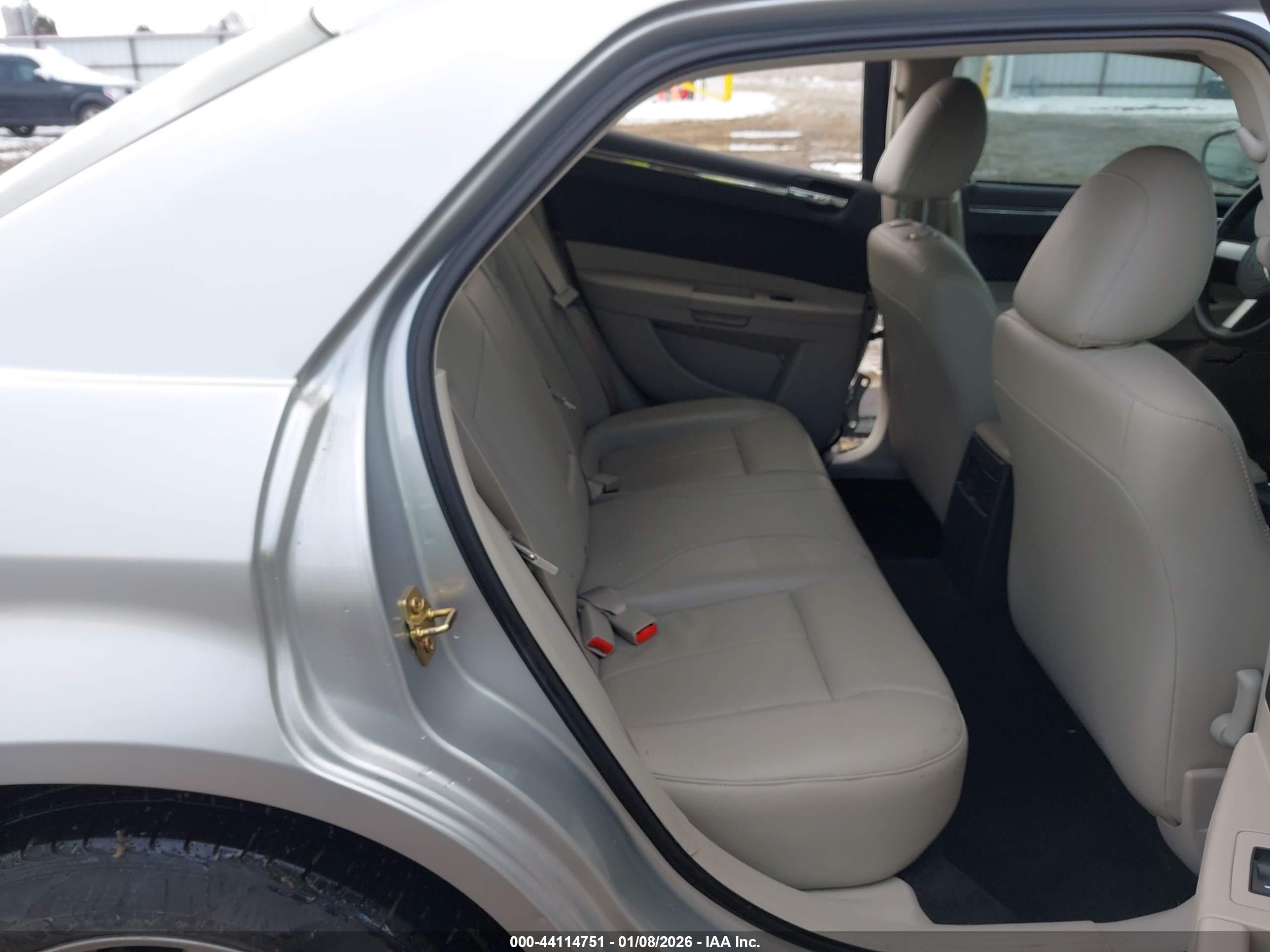 CHRYSLER 300 image 8