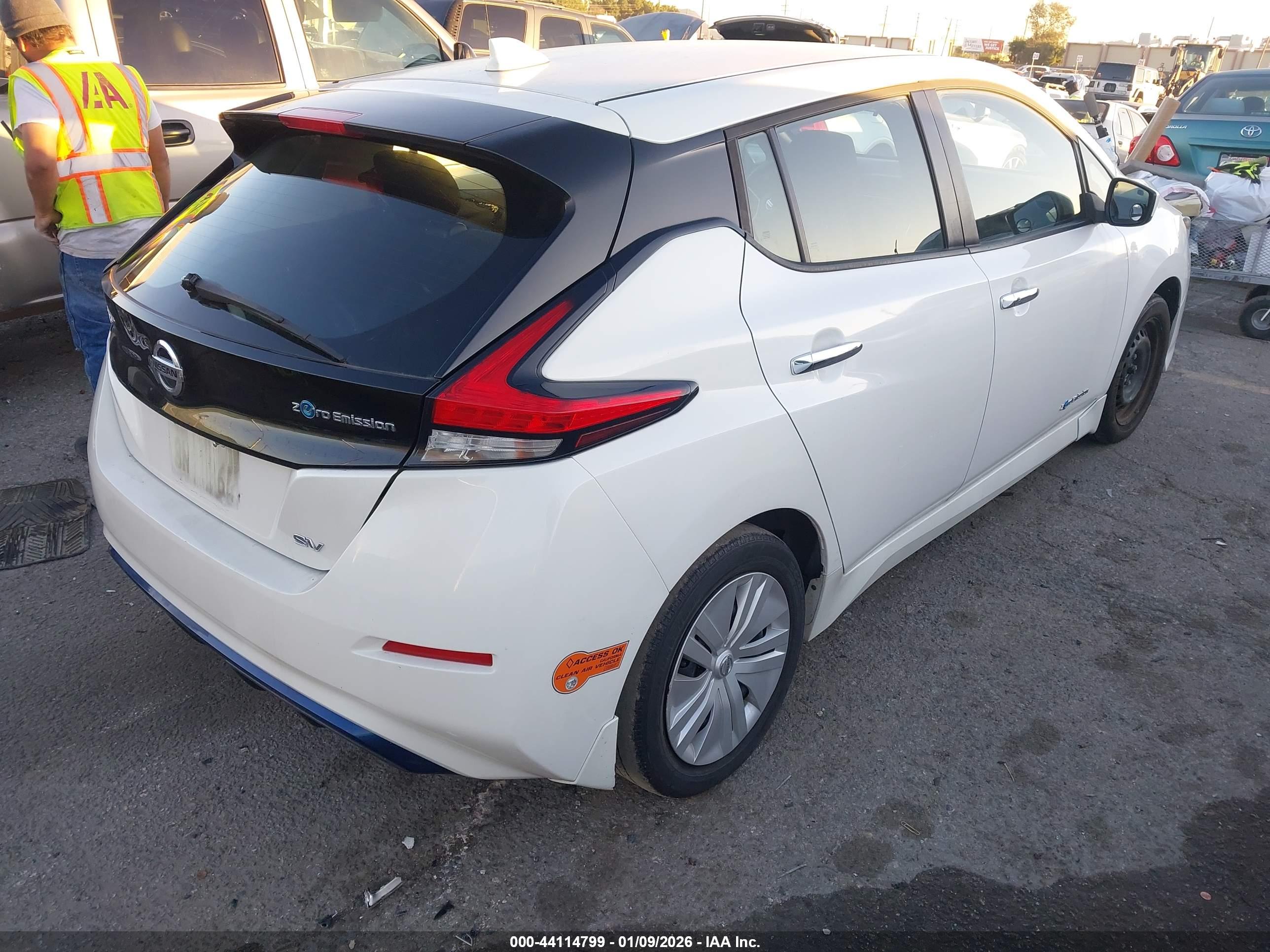 NISSAN LEAF image 4