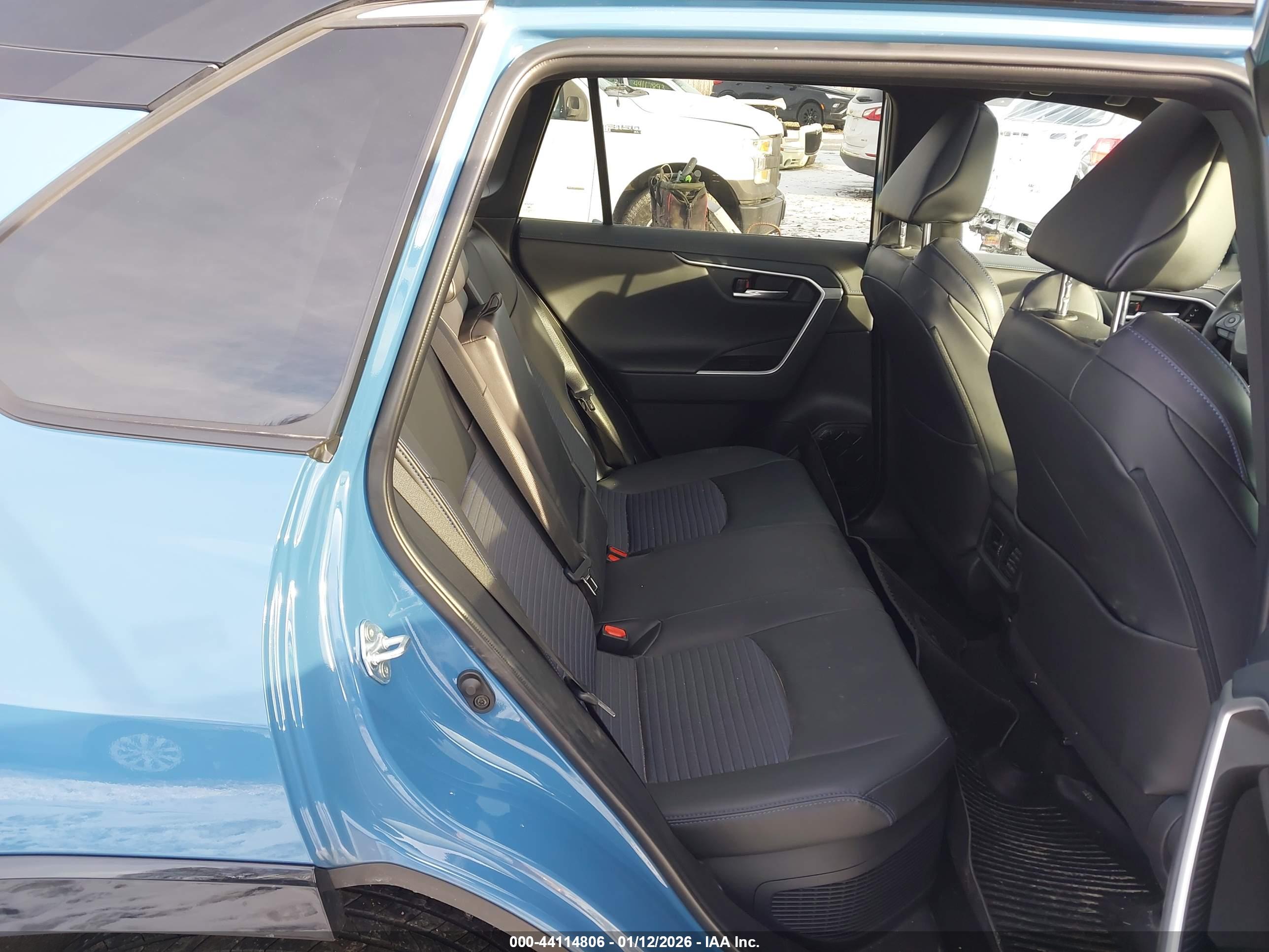 TOYOTA RAV4 image 8