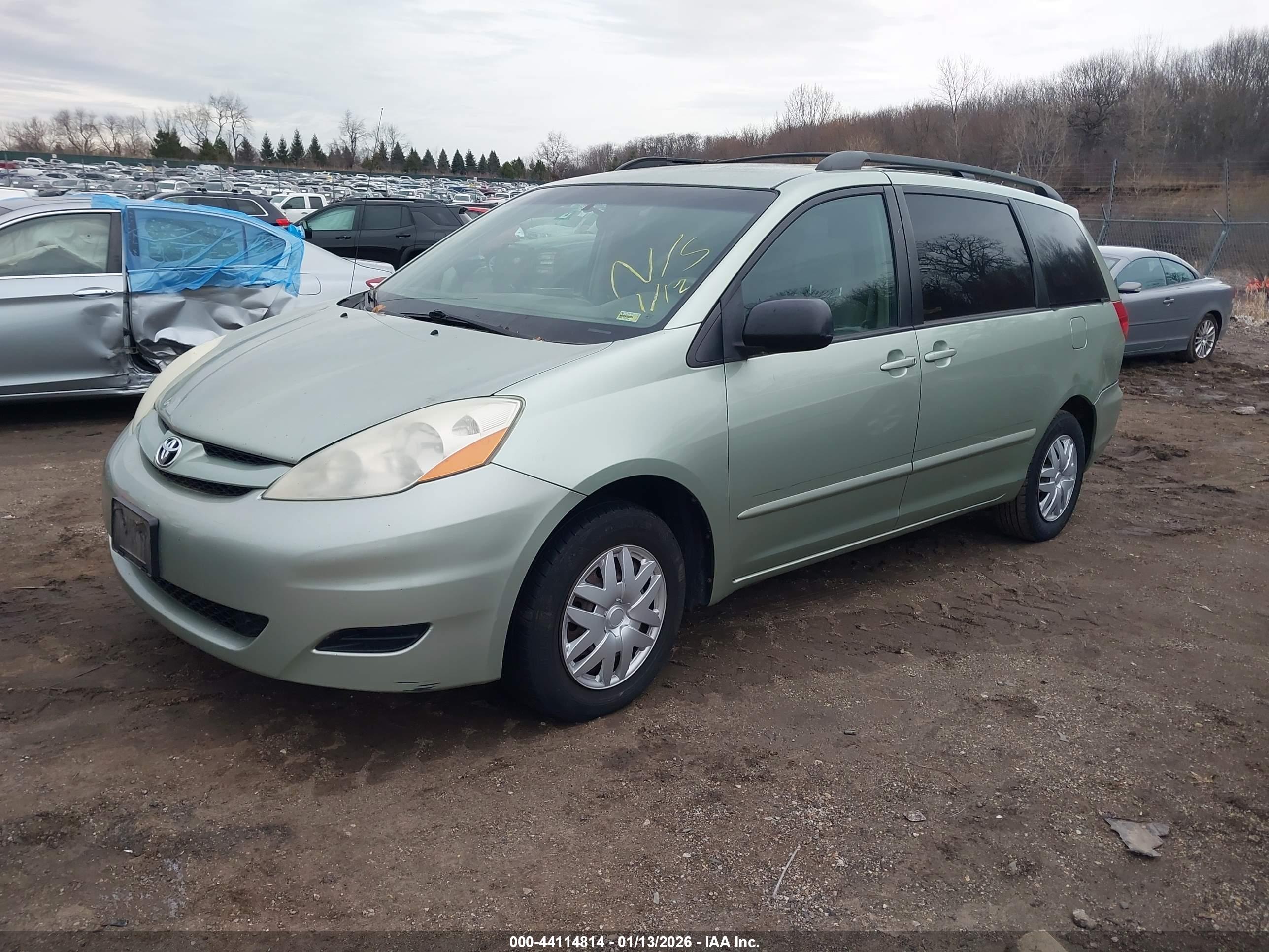 TOYOTA SIENNA image 2