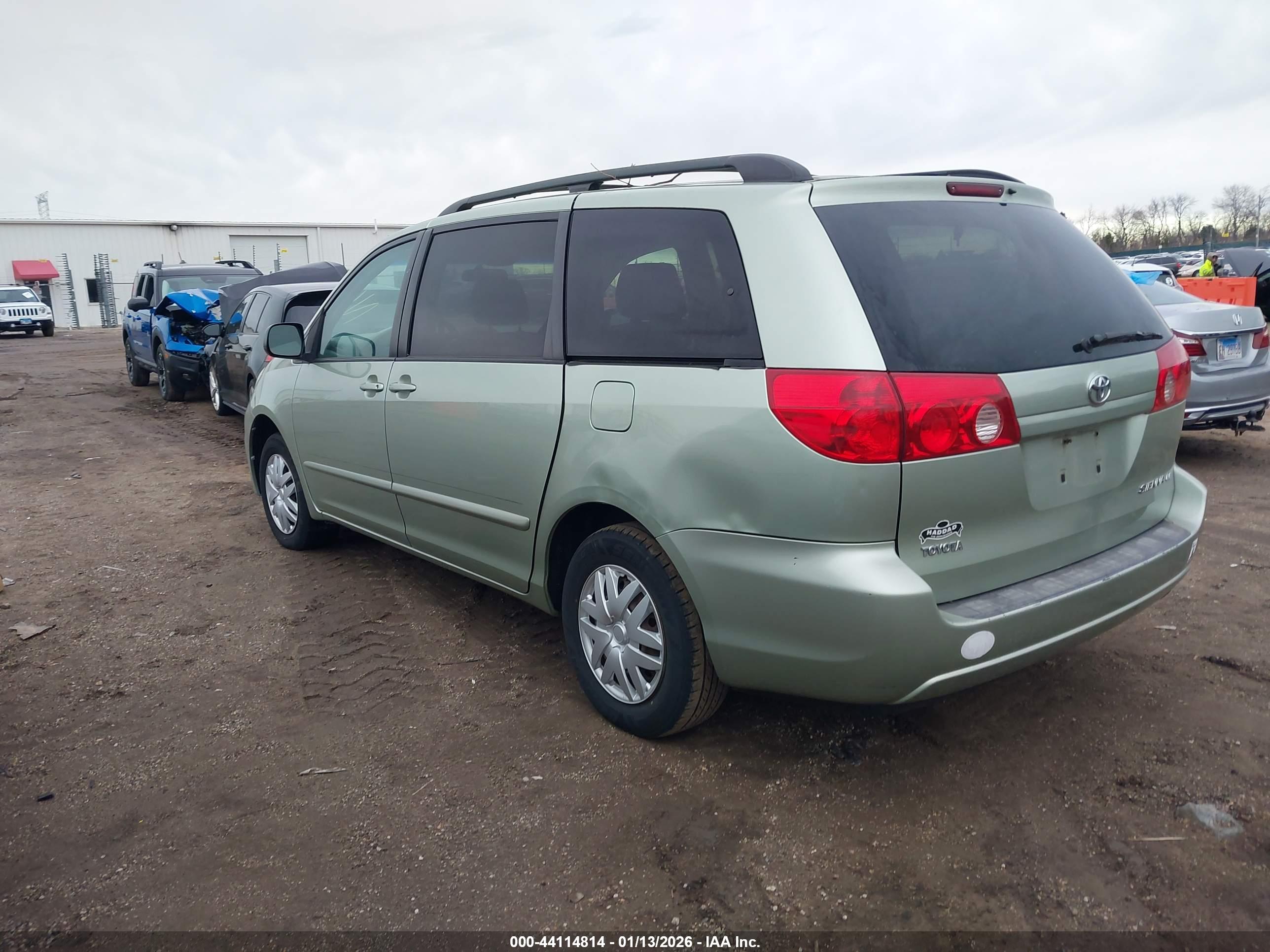 TOYOTA SIENNA image 3